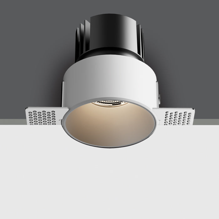 Бял COB 6,5W CCT (регулируем цвят на светлината) 700mA IP54 Безрамков Dark-Light (задълбочен оптичен конус)