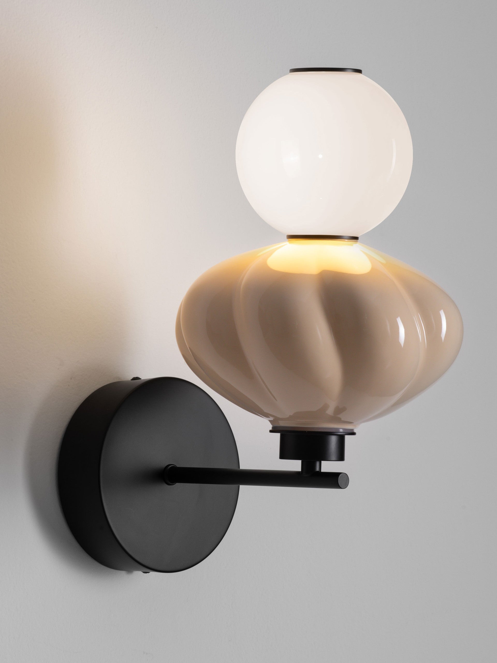 Настолна лампа ONETA LED 8W 220-240V ⌀20 W28 H34.6см Бежова керамика Опалово стъкло Матово черен метал