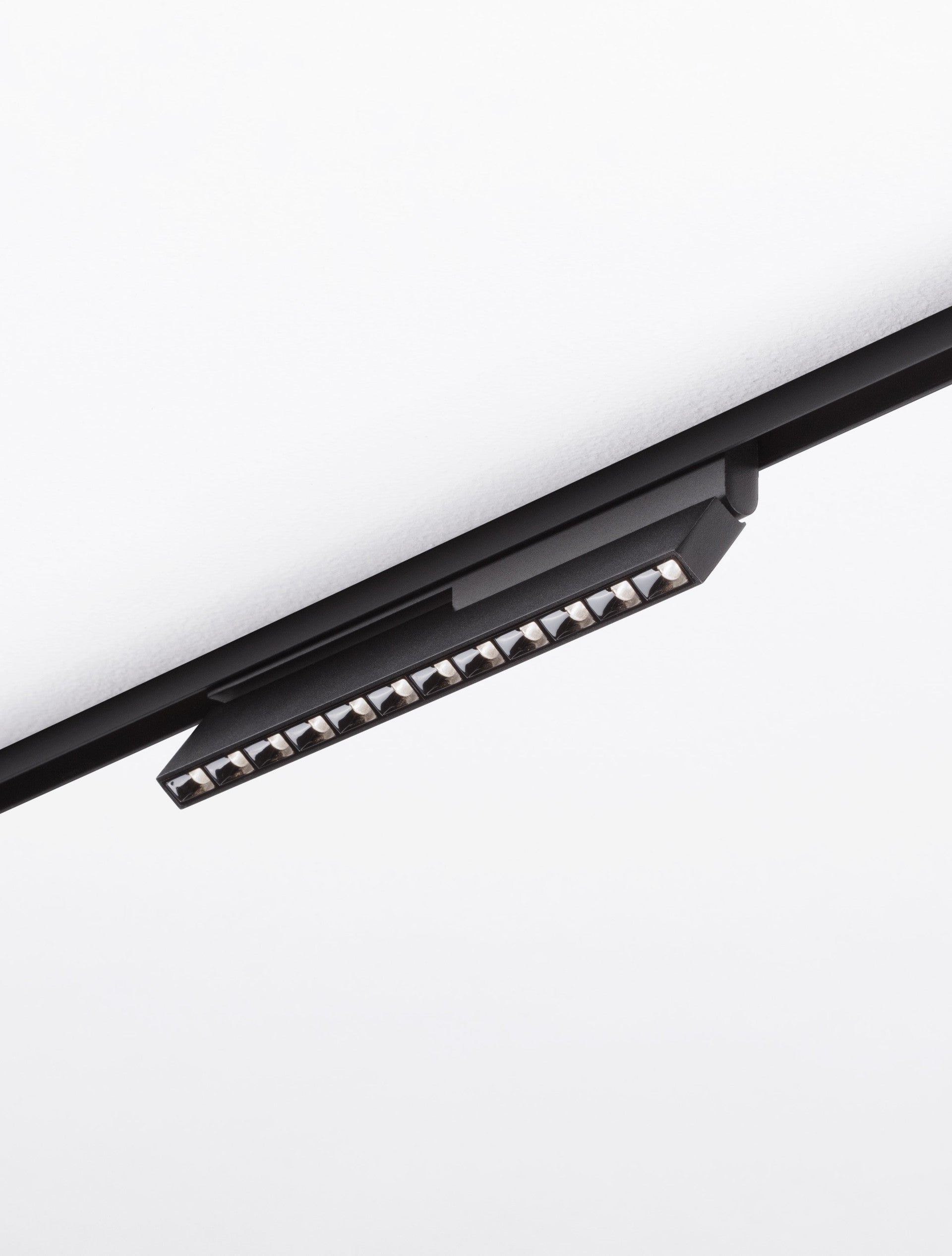 Магнитен спот 48V ULTRA SLIM 12W 4000K CRI90 Пясъчно черен алуминий IP20