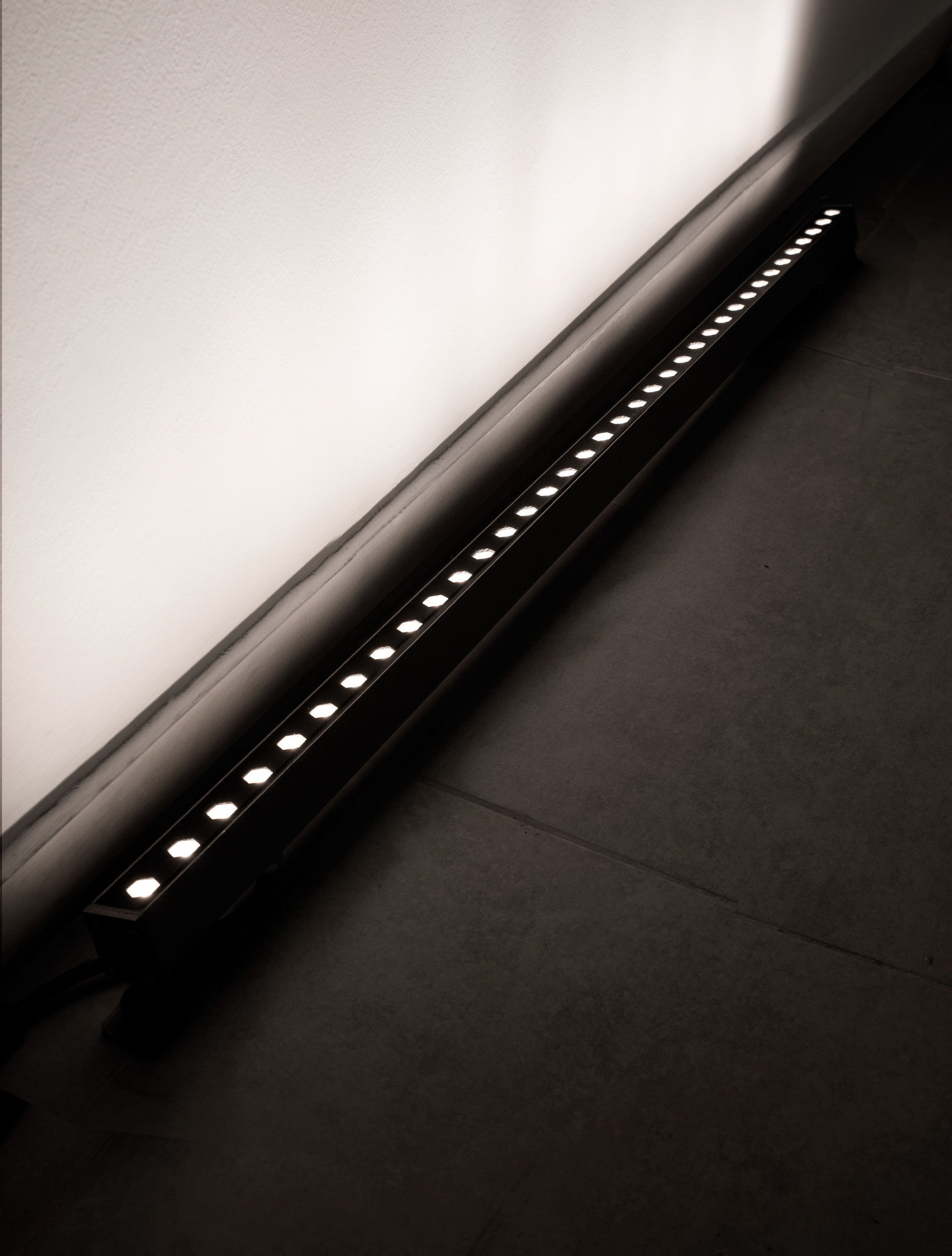 Външна лампа за стена WALL WASHER LED 32W, пясъчно черна, алуминий и стъкло, IP67