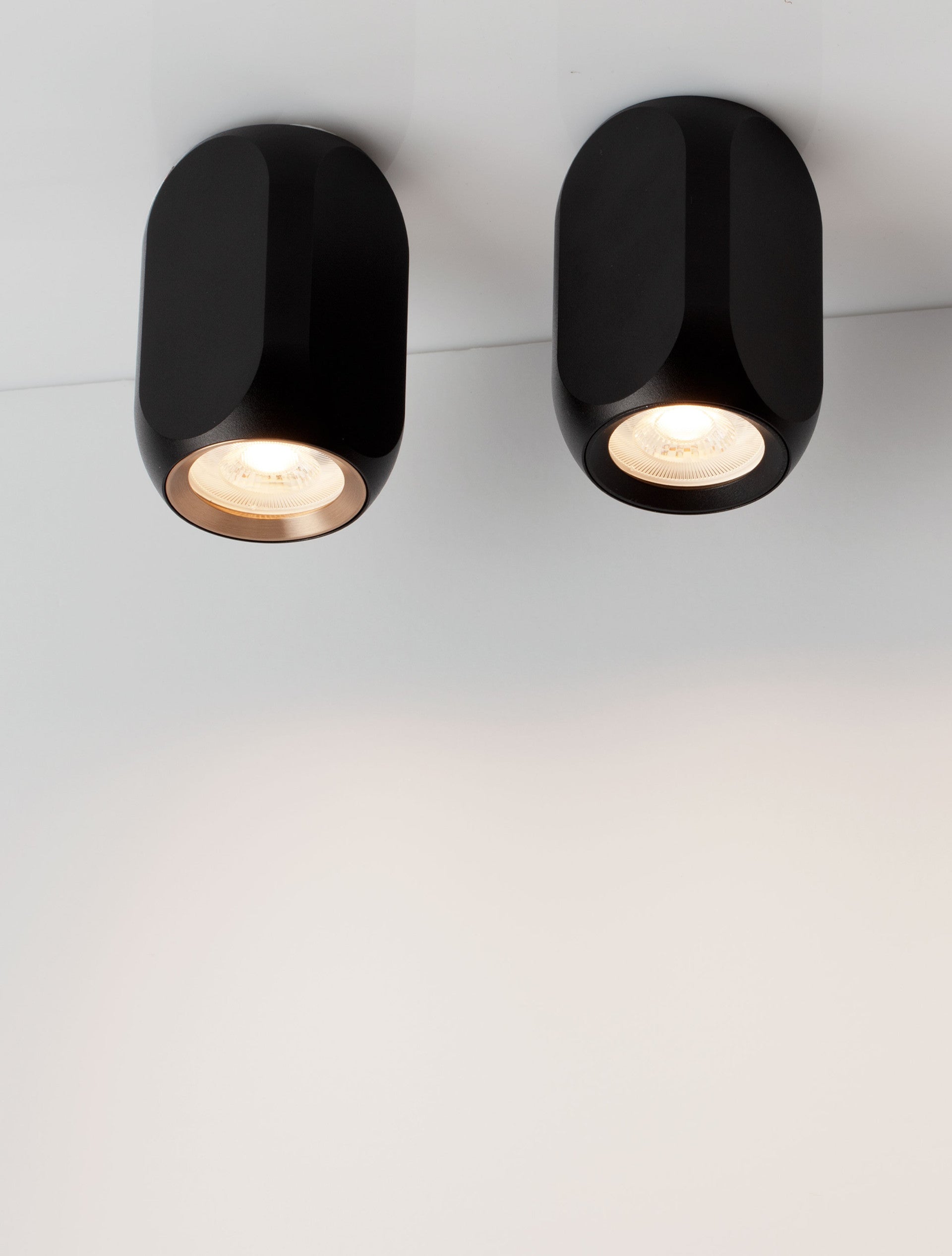 Техническо осветление CUBI 10W MR16/GU10 Пясъчно черен и античен месинг алуминий