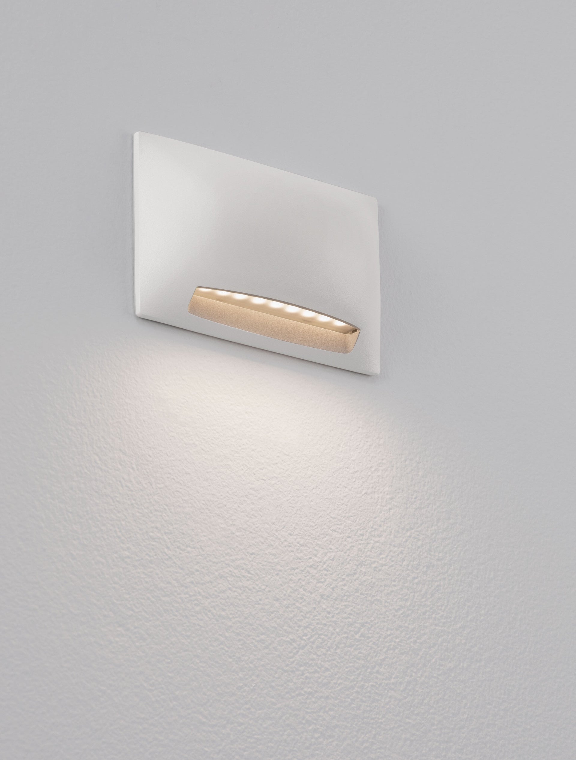 Външен аплик SUB 5W LED Пясъчно бял алуминий и поликарбонат IP65 L13.5 W3.5 H8.5см