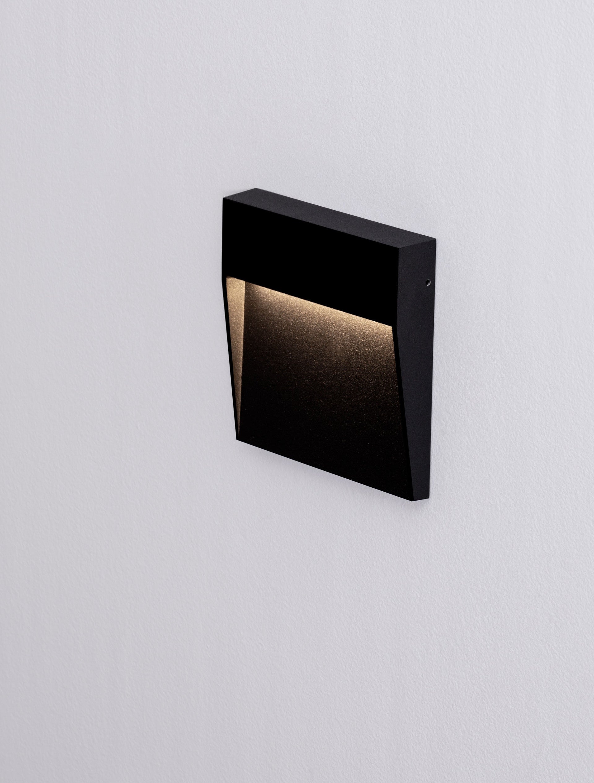 Външен аплик FEM 5W LED Пясъчно черен алуминий и поликарбонат IP54 L16 W2.7 H16см