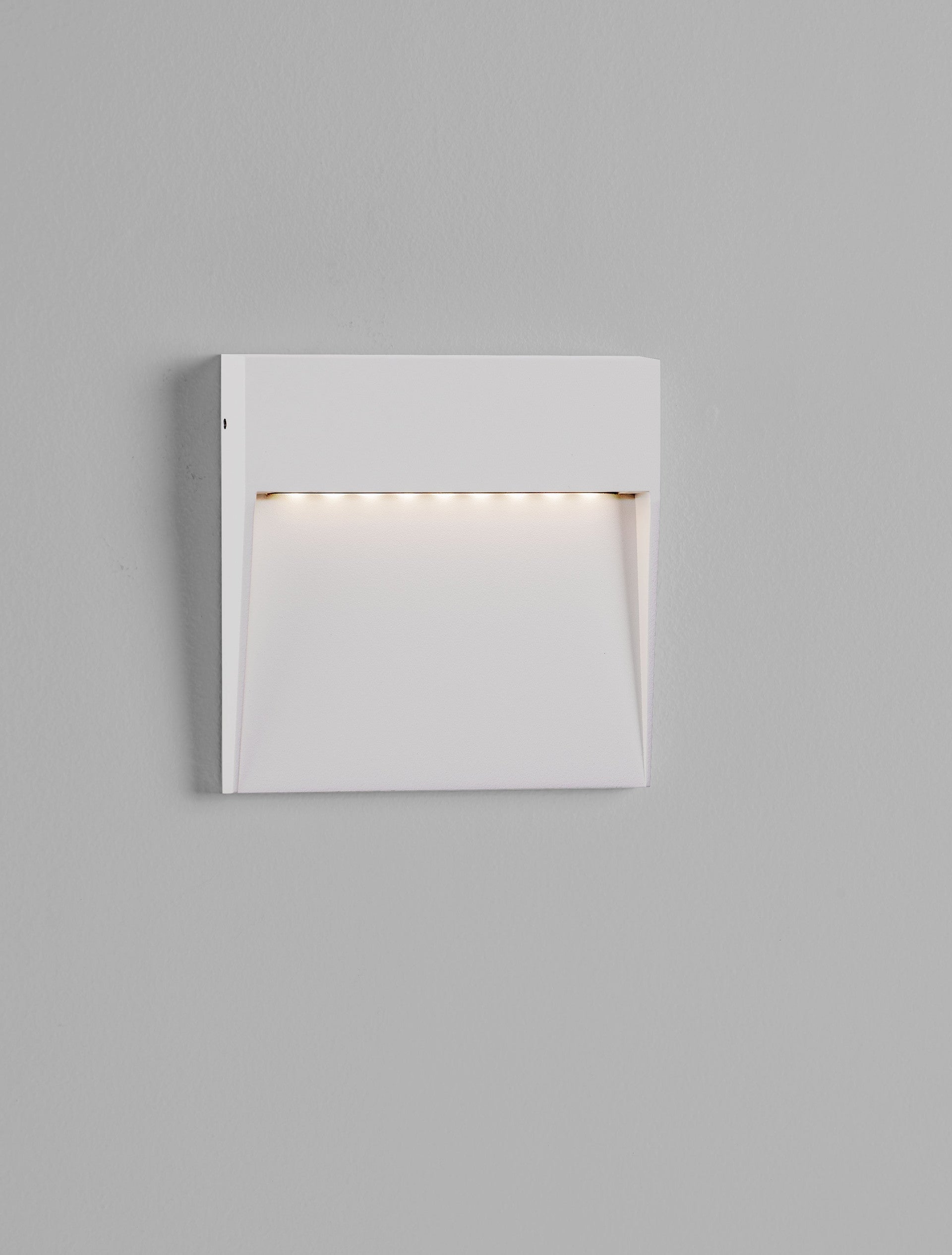 Външен аплик FEM 5W LED Пясъчно бял алуминий и поликарбонат IP54 L16 W2.7 H16см