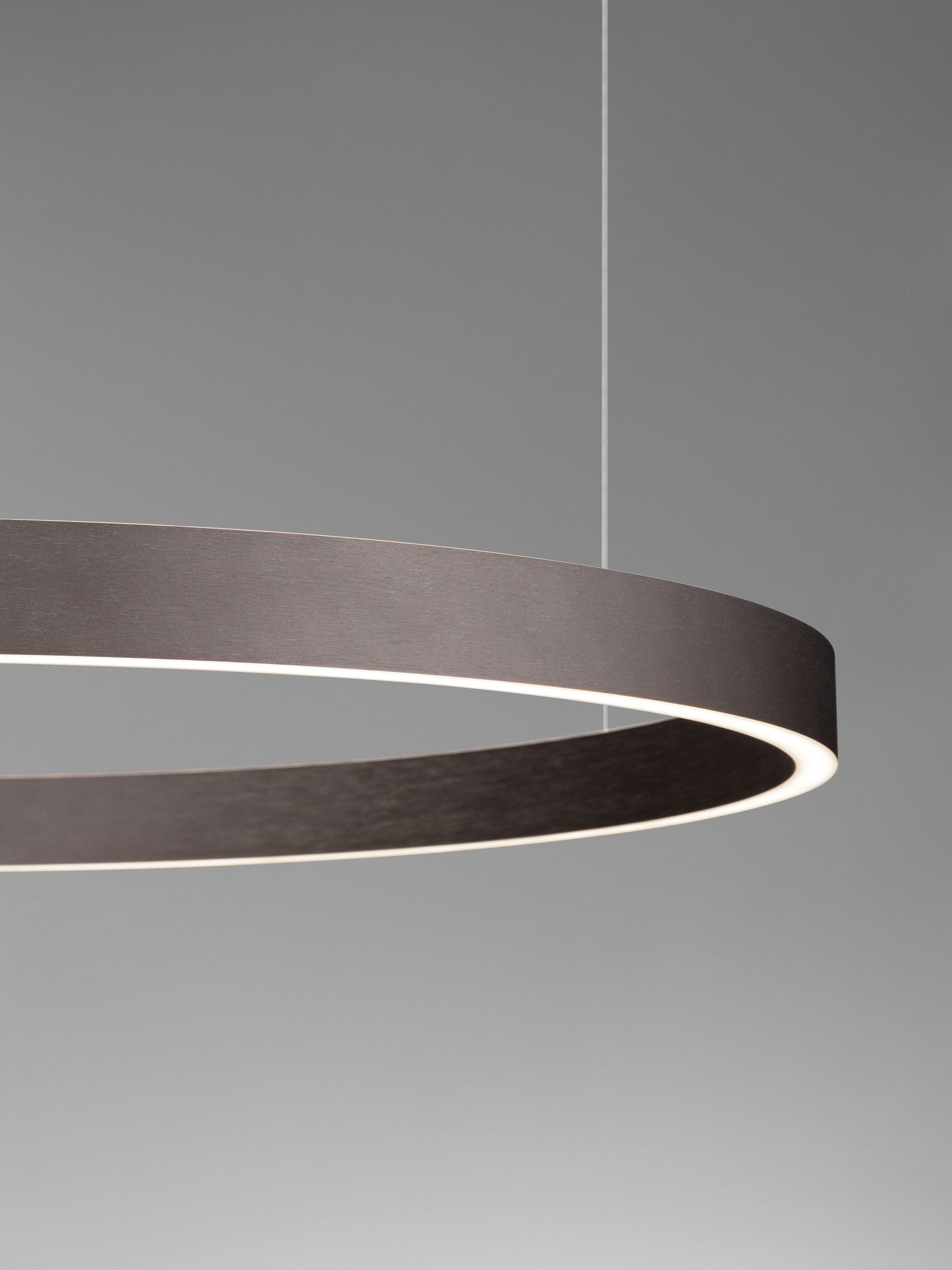 Висящо осветително тяло (пендел) ELOWEN 77W LED Кафяв алуминий и силикон ⌀80 H150см