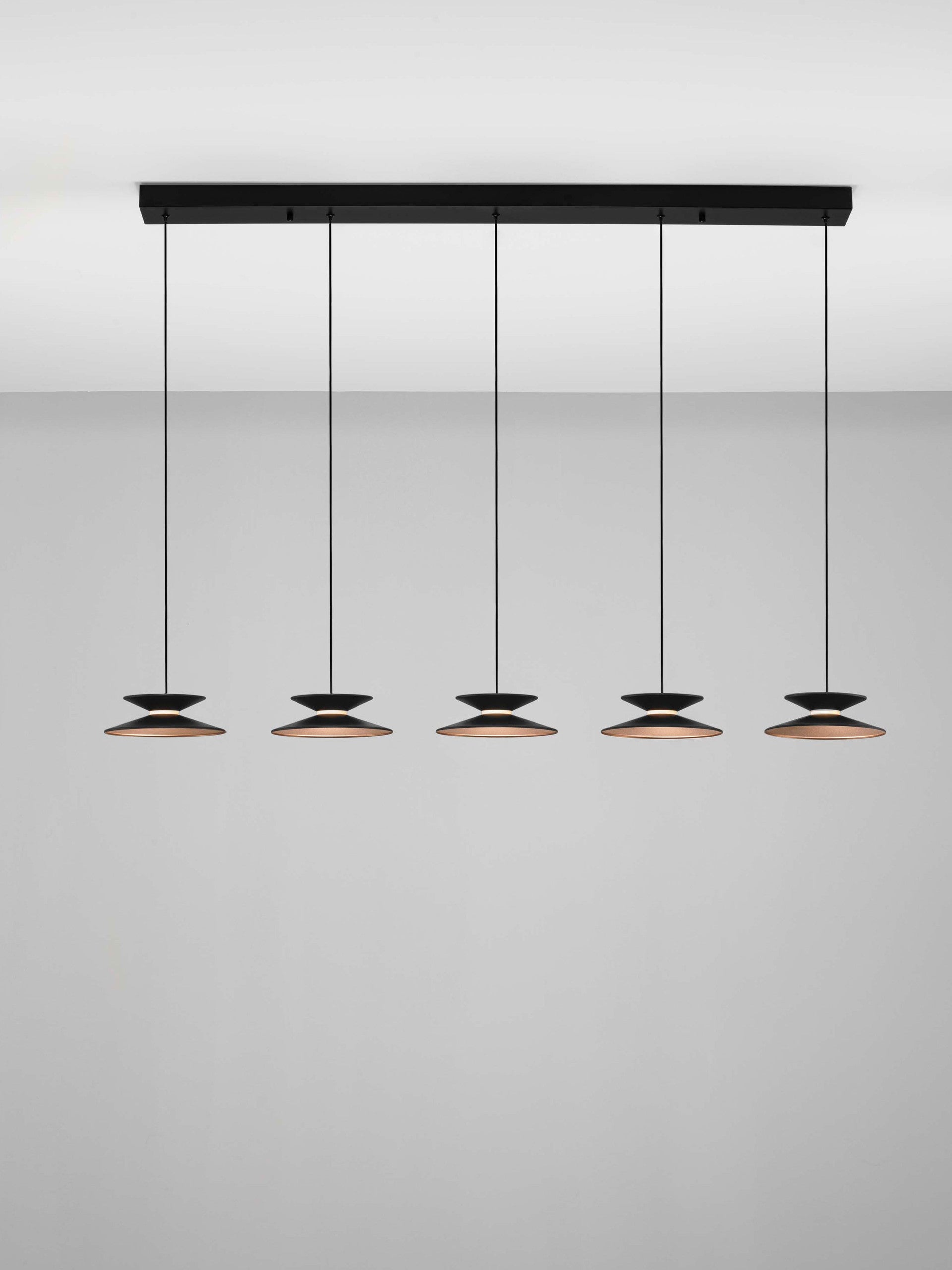 Висящо осветително тяло (пендел) MORFI LED 24W 3000K Пясъчно черен метал и златен акрил L132 W20 H161см