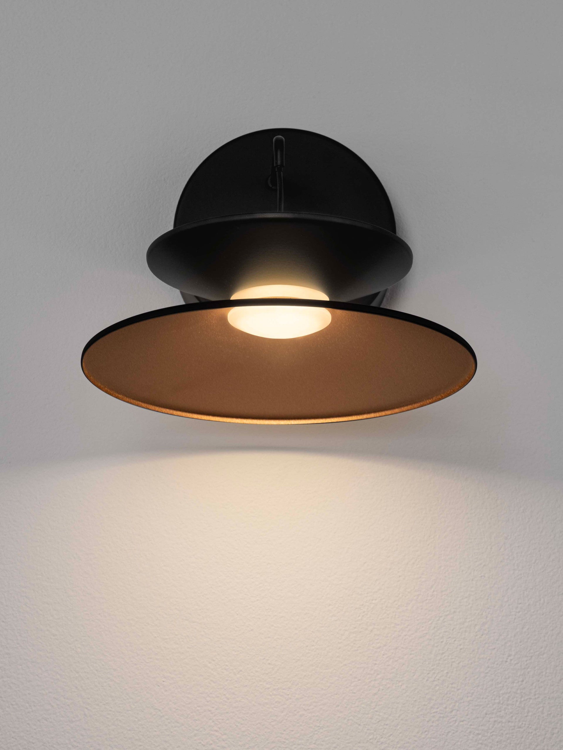 Висящо осветително тяло (пендел) MORFI LED 7W 3000K Пясъчно черен метал и златен акрил ⌀20 W22.5 H15.5см