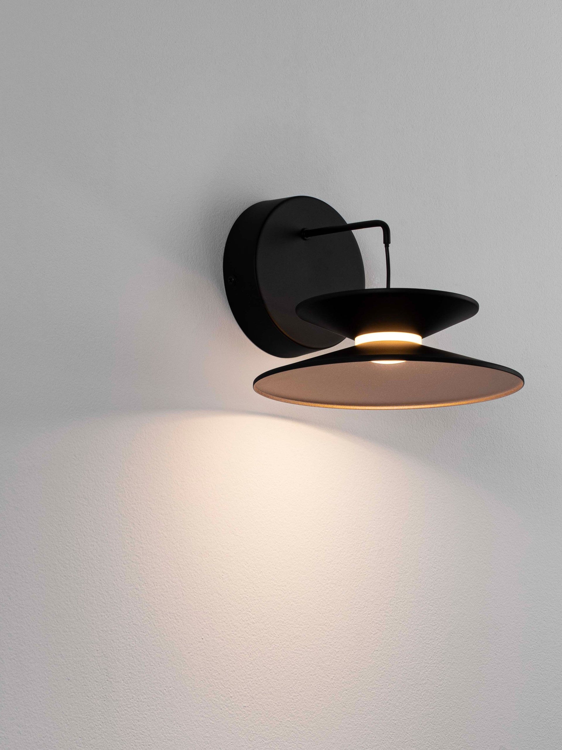 Висящо осветително тяло (пендел) MORFI LED 7W 3000K Пясъчно черен метал и златен акрил ⌀20 W22.5 H15.5см