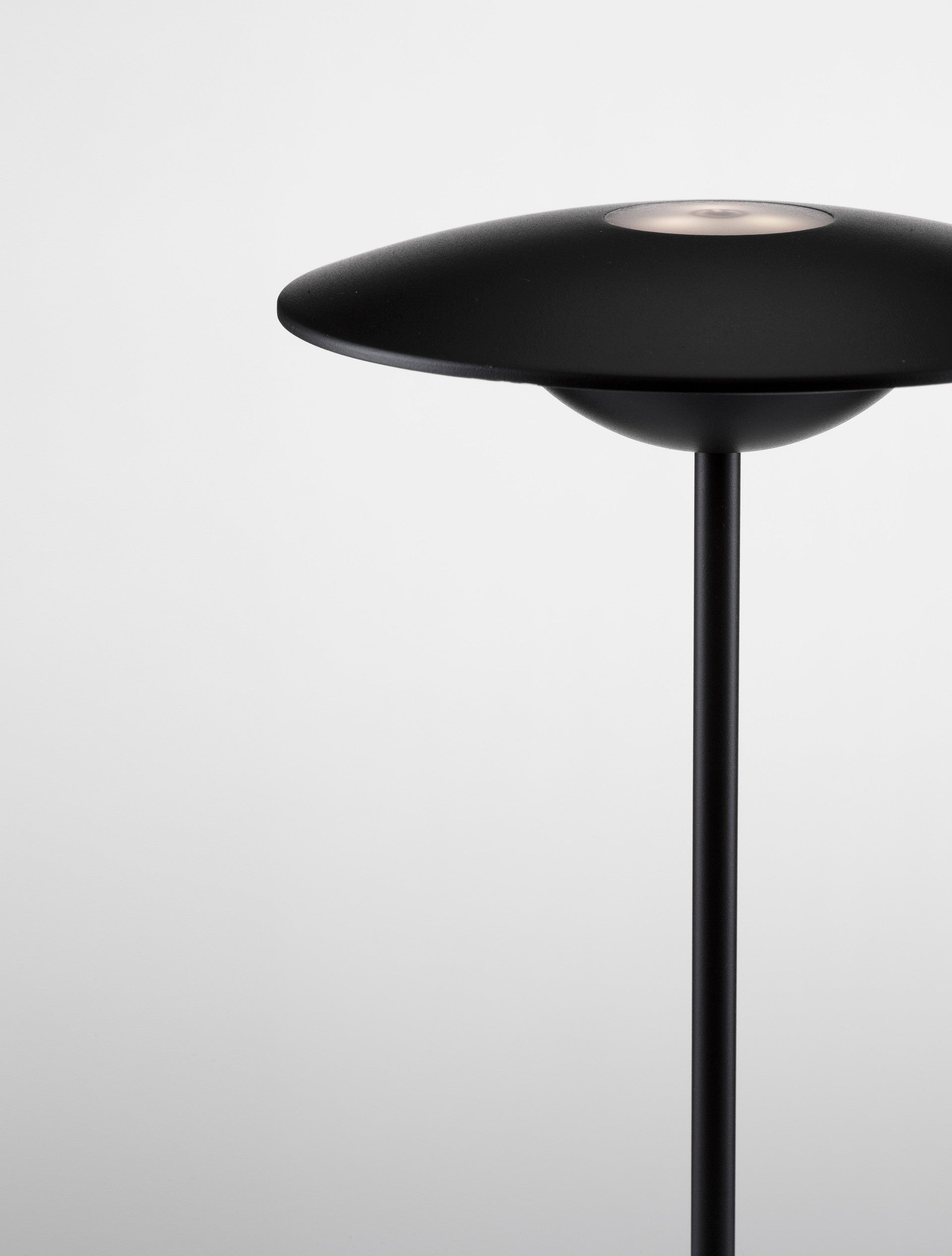 Външна настолна лампа FUMO 2W Пясъчно черен леят алуминий и матиран акрил IP54