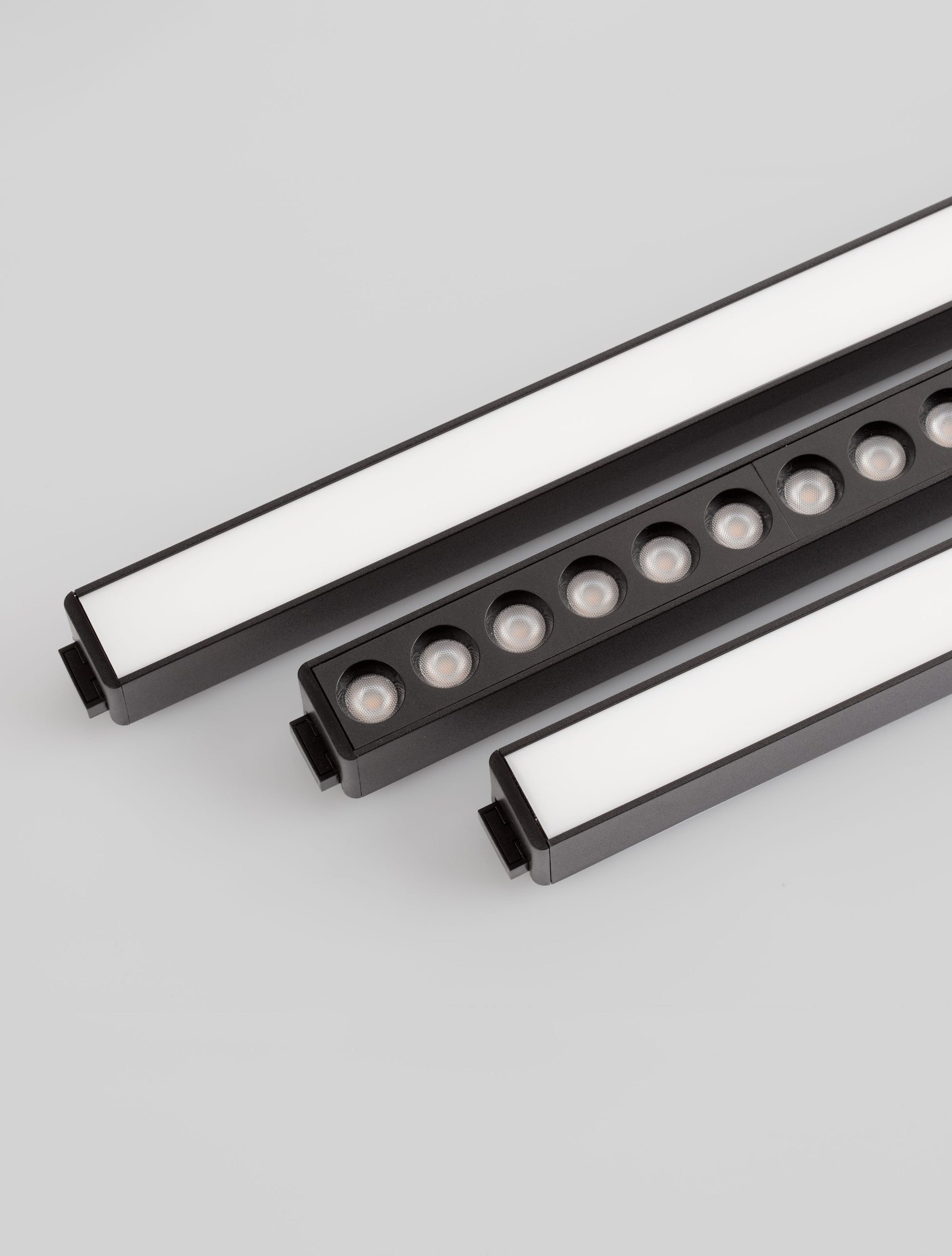 Магнитен спот 48V FLAT LED 12W 3000K Черен леят алуминий L23см