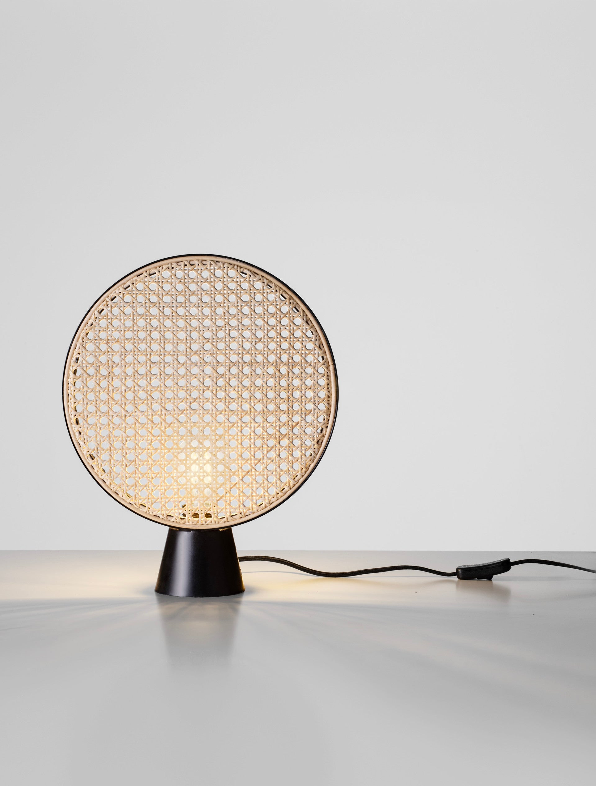 Висяща лампа TIERA 12W LED E27 Естествен ратан Пясъчночерен метал