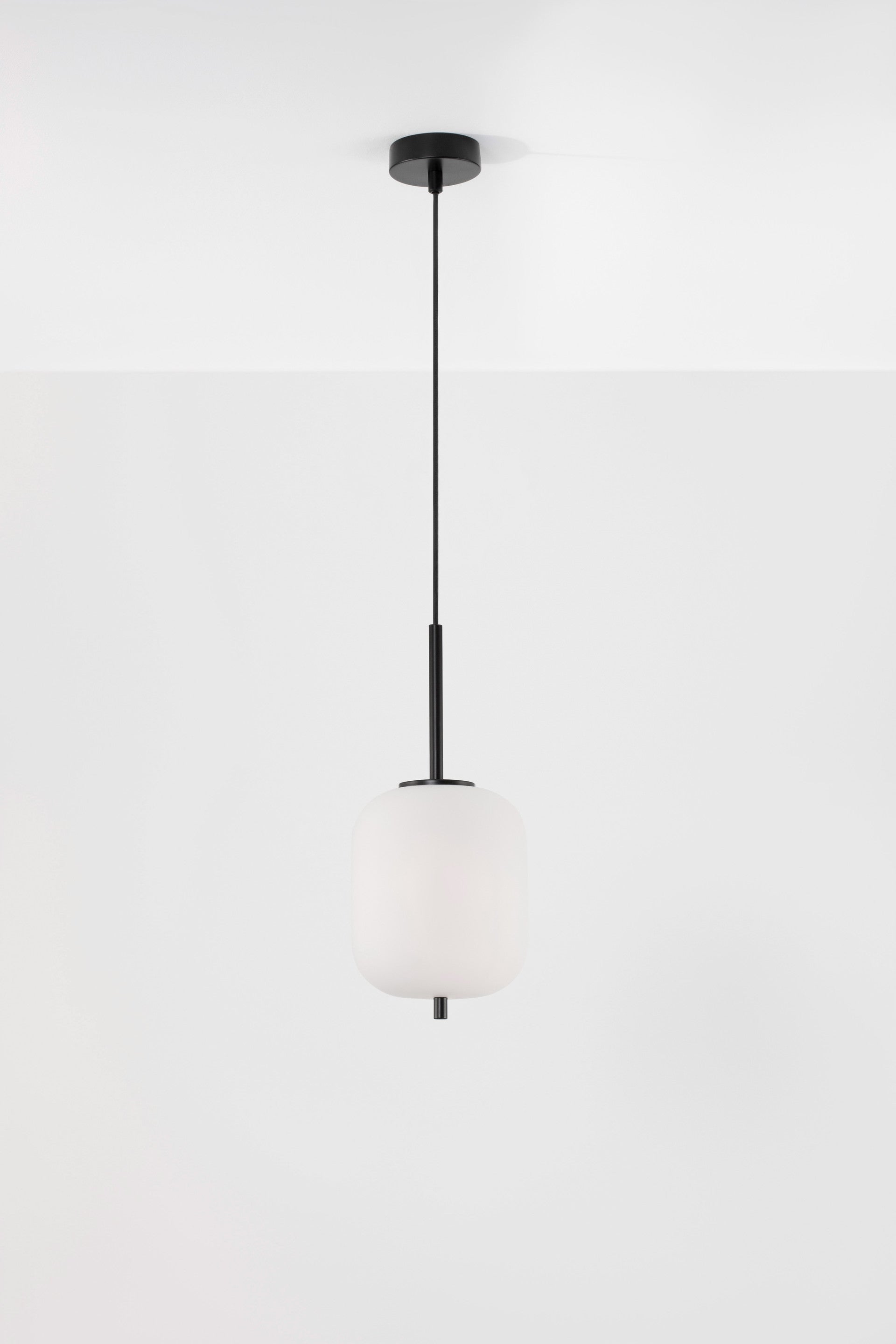 Висяща лампа LATO 5W E14 Черно опалово стъкло Черен текстилен кабел ⌀16.5 H120cm Регулируема височина