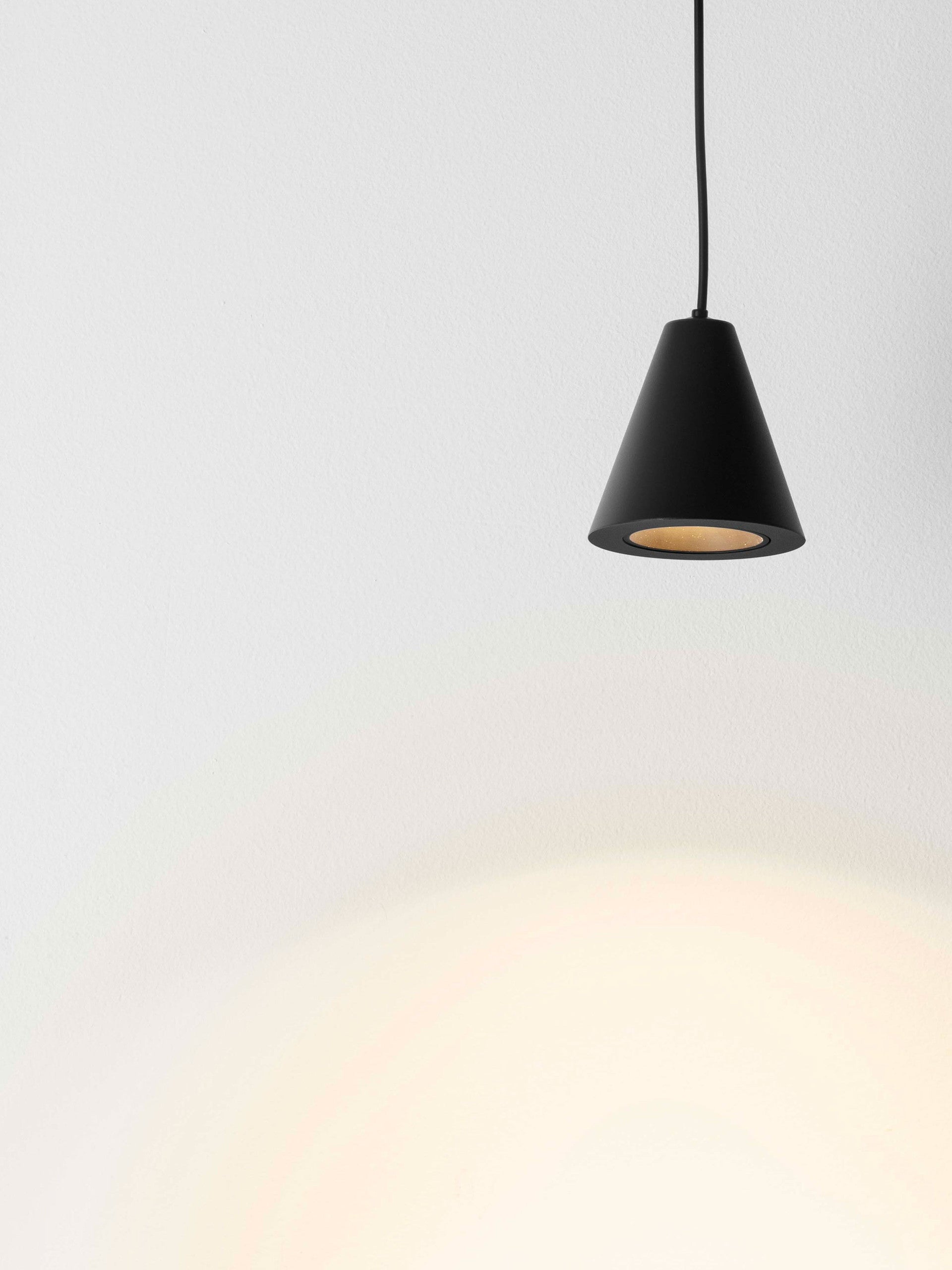 Висящо осветително тяло (пендел) IRMOS LED 5W 220-240V Пясъчно черен алуминий ⌀6 H191см