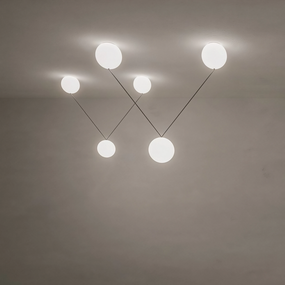 Дизайнерски LED полилей Pulse | 3 акрилни сфери | 3x24W