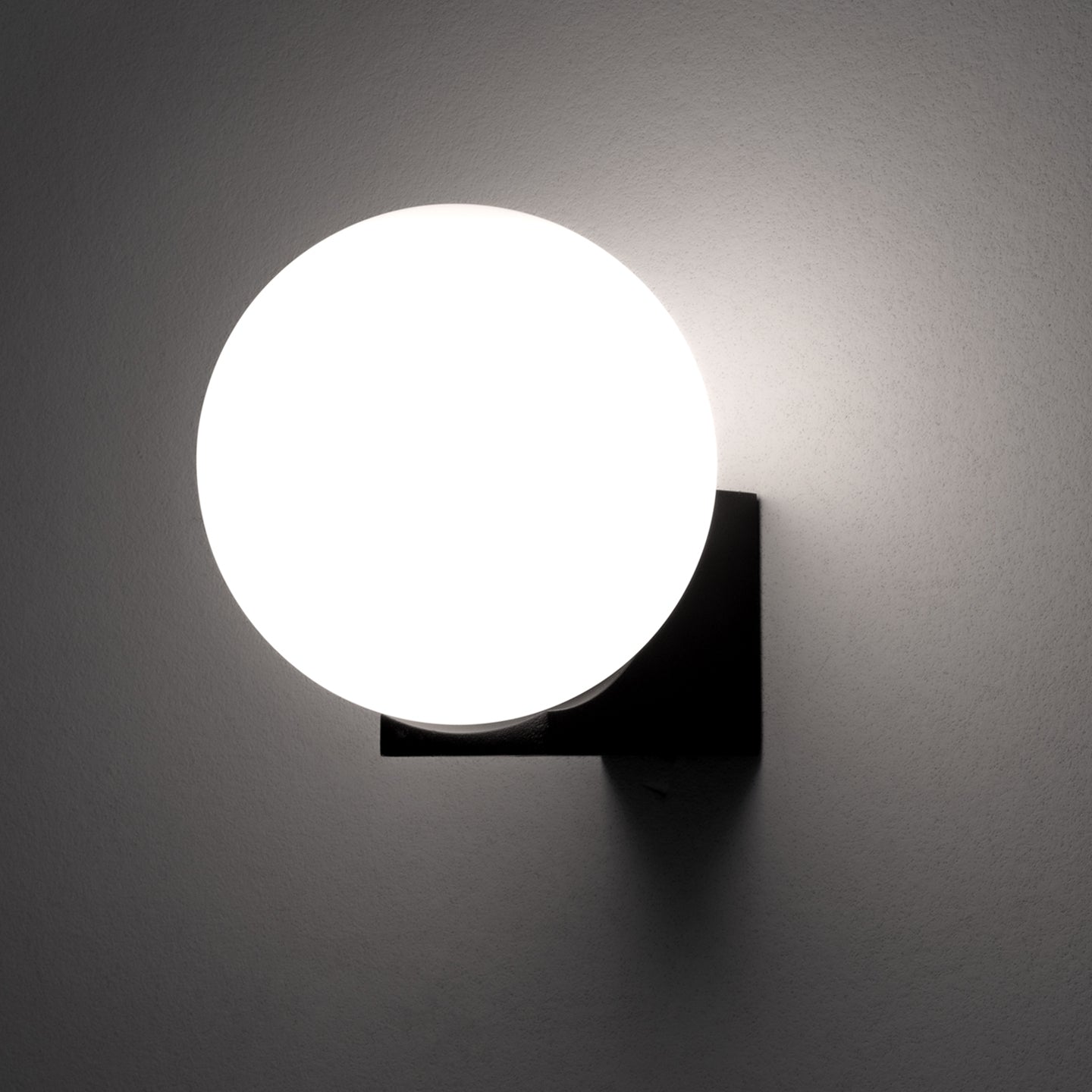 Фасаден аплик Nora | Сферичен дифузер | IP54 | G9