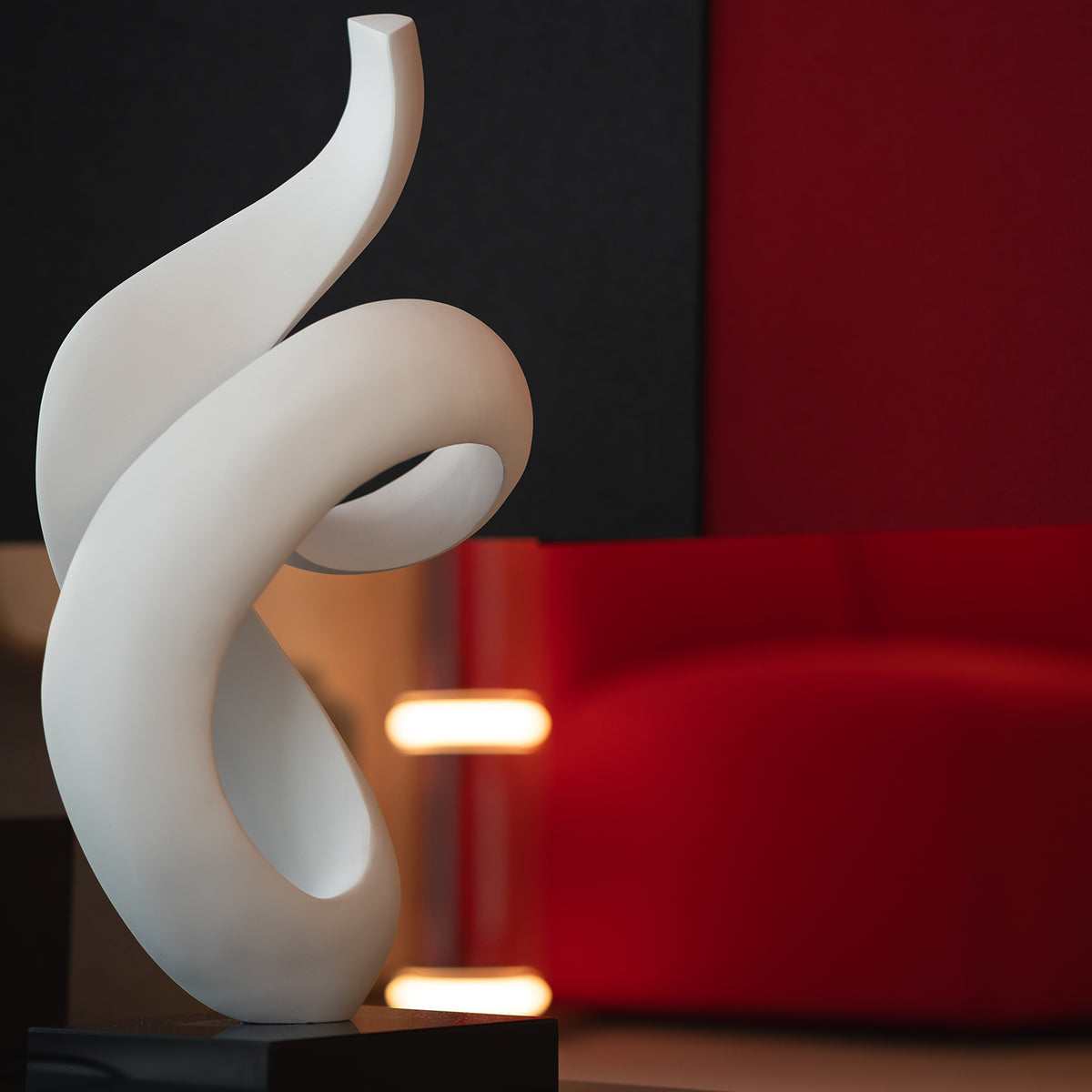 Абстрактна бяла скулптура Flow | Тип спирала | 62cm