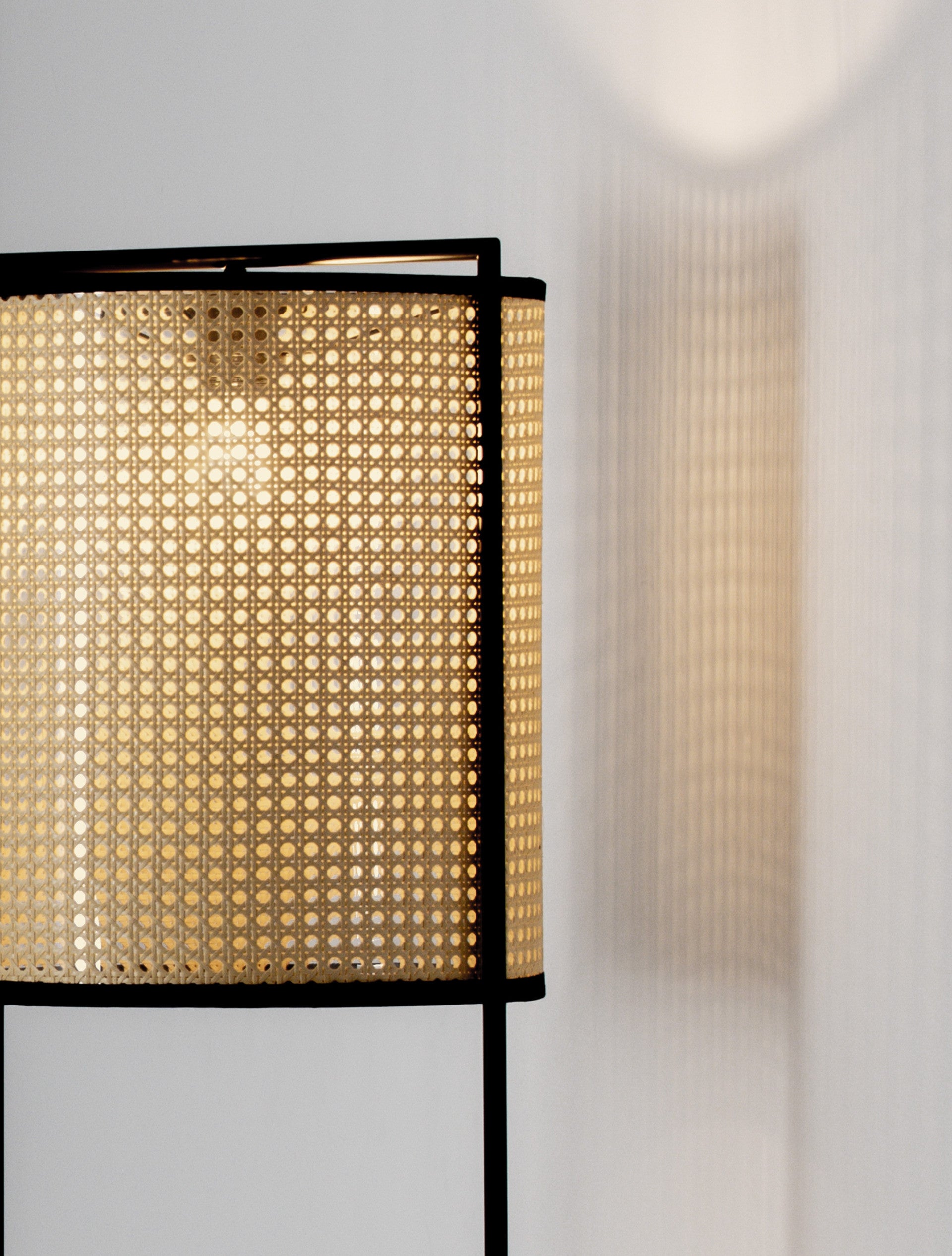 Окачена лампа ERTO LED E27 12W, стомана и ратан, пясъчно черна, ⌀38 H150см