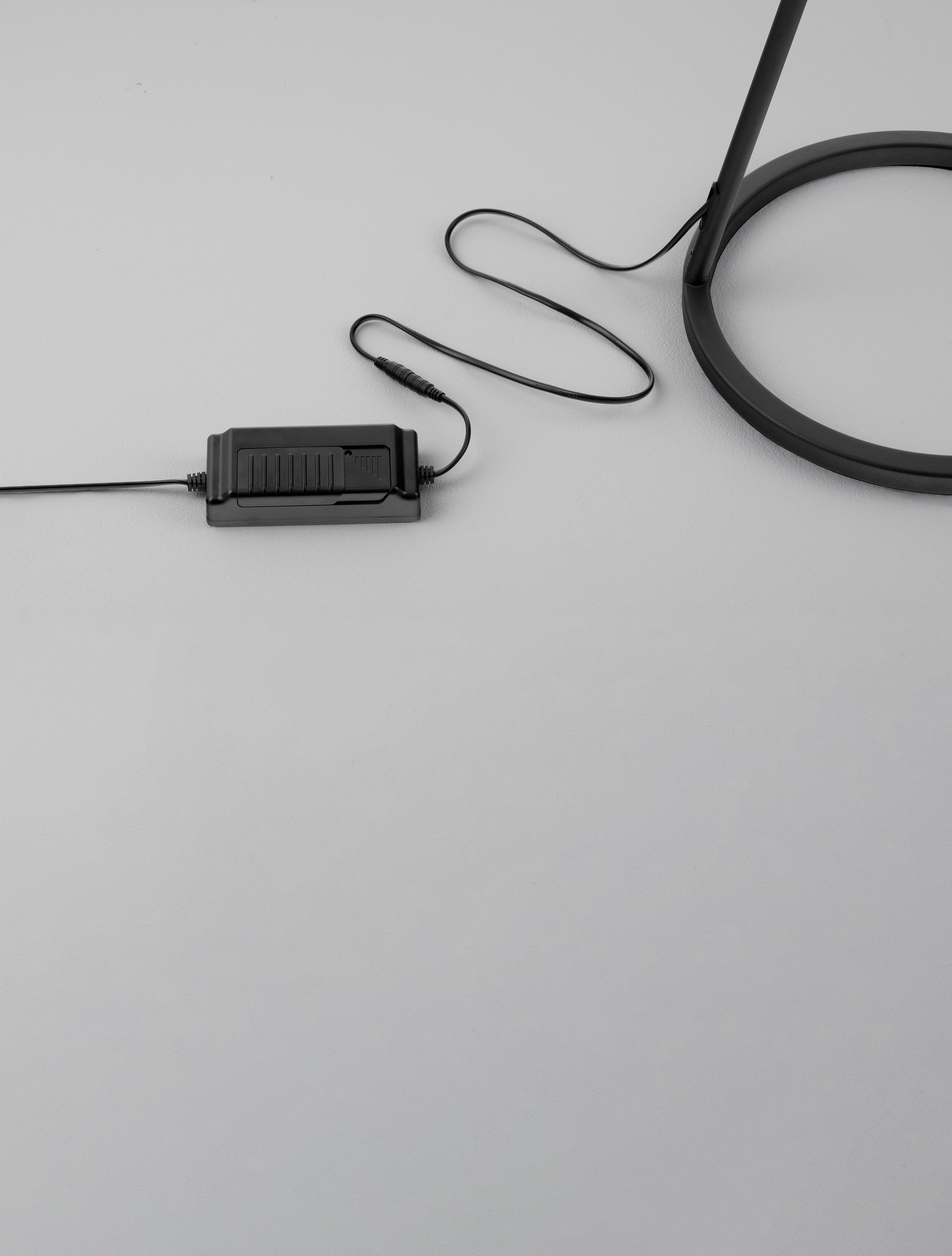 Висящо осветително тяло (пендел) FLUTE LED 30W Пясъчно черен алуминий L35 W55 H153см