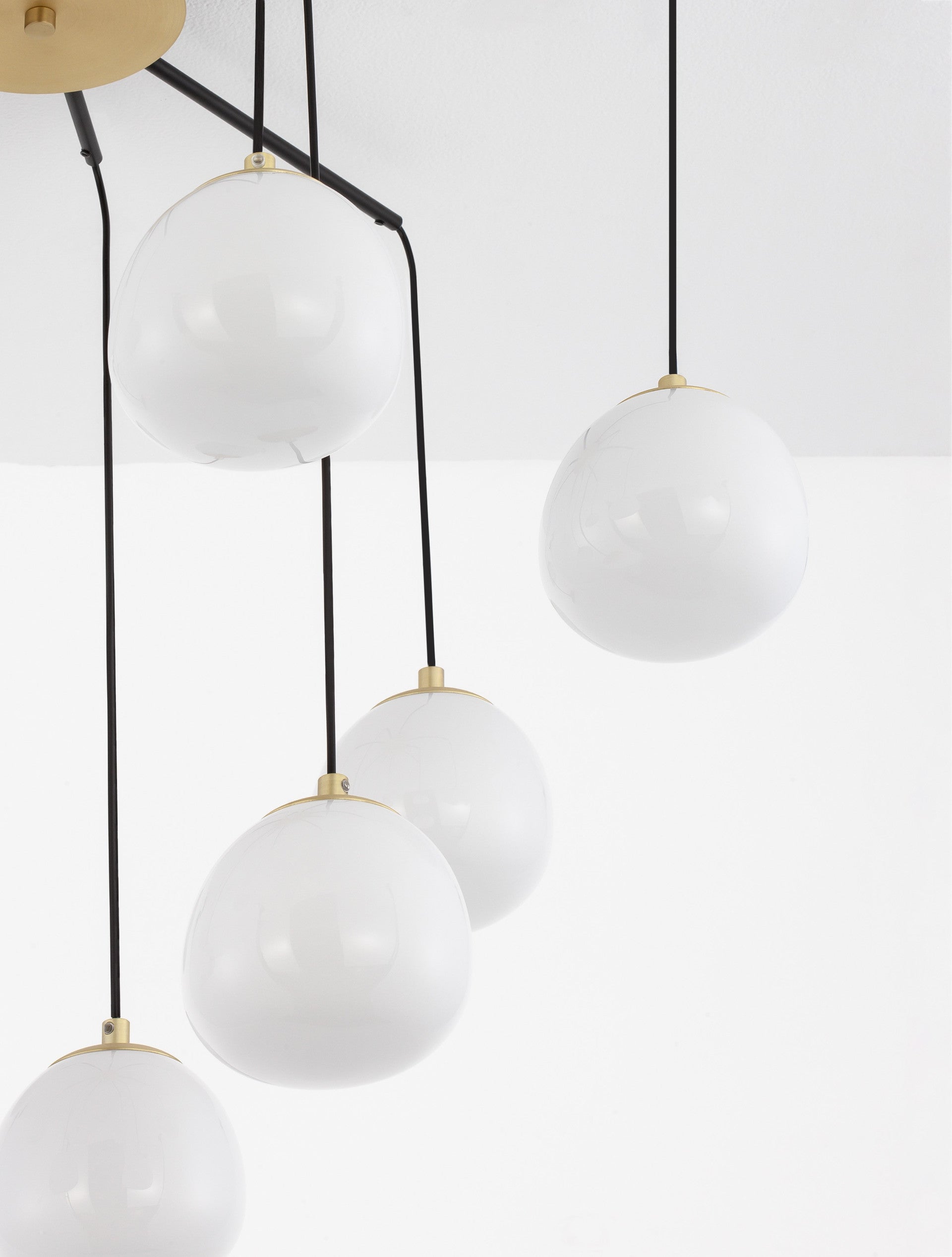 Окачена лампа THE EGG 40W LED G9 Златен и матово черен метал, опалово стъкло ⌀75 H70см Регулируема височина