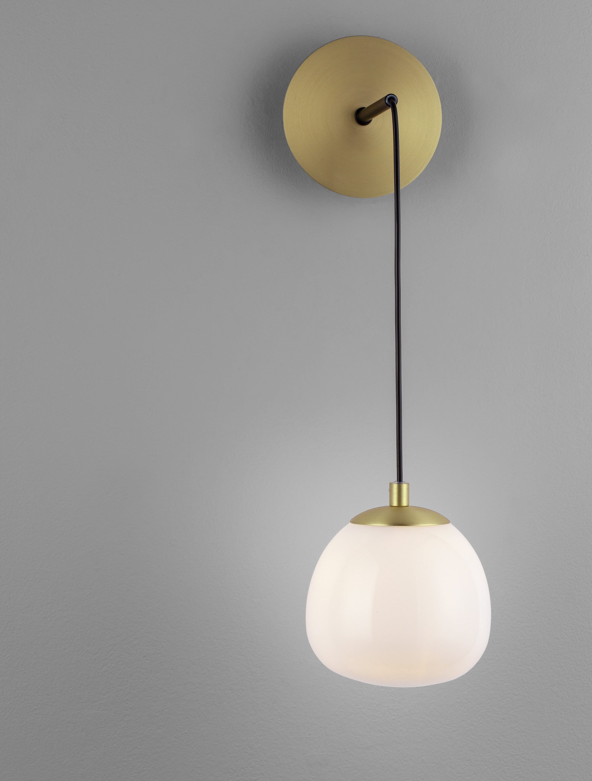 Висящо осветително тяло (пендел) THE EGG 5W LED G9 Злато и матово черно метал, опалово стъкло L20 W13 H40см Регулируема височина