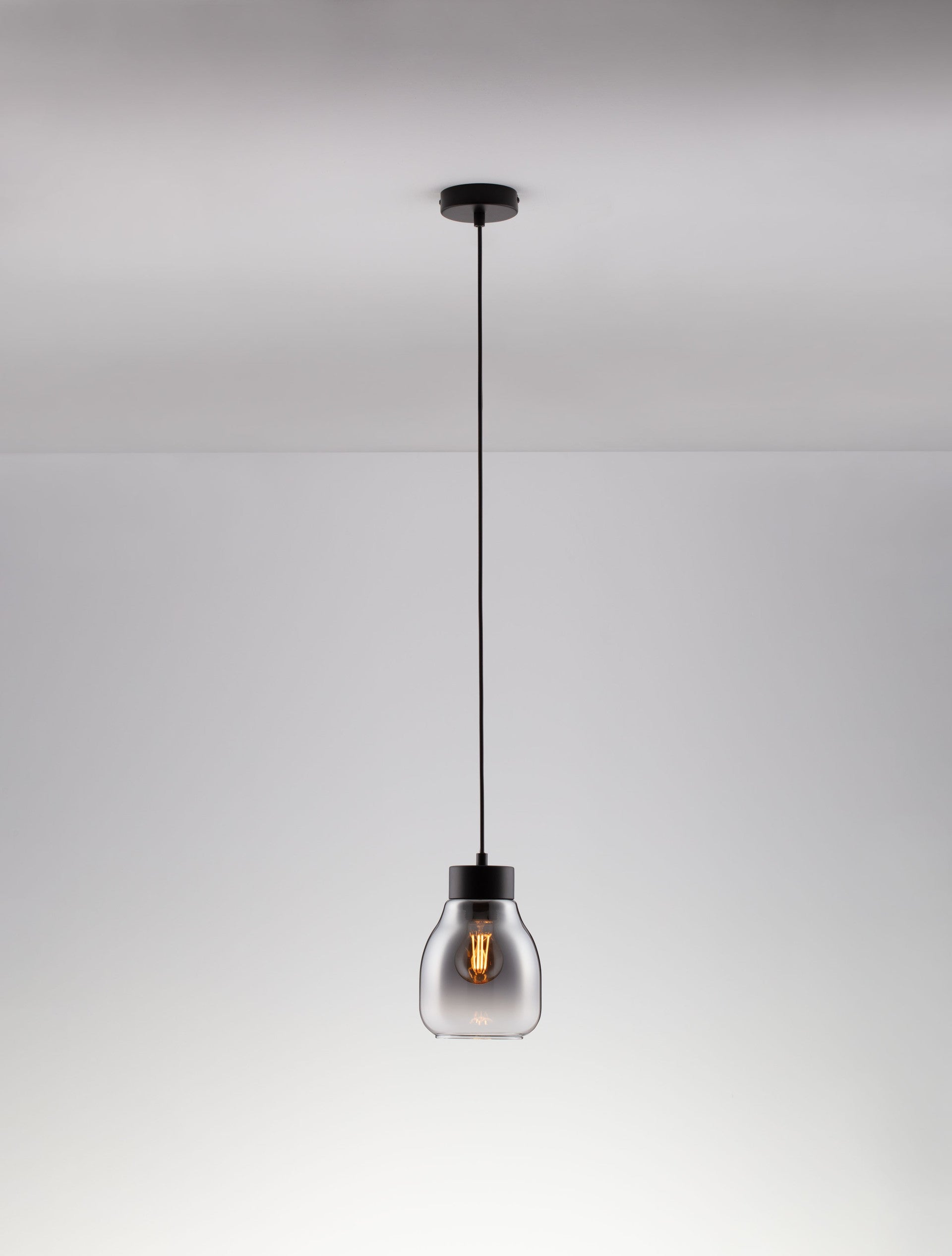Висящо осветително тяло (пендел) BLACU 12W LED Черен метал Градиентно опушено стъкло ⌀15 H120см