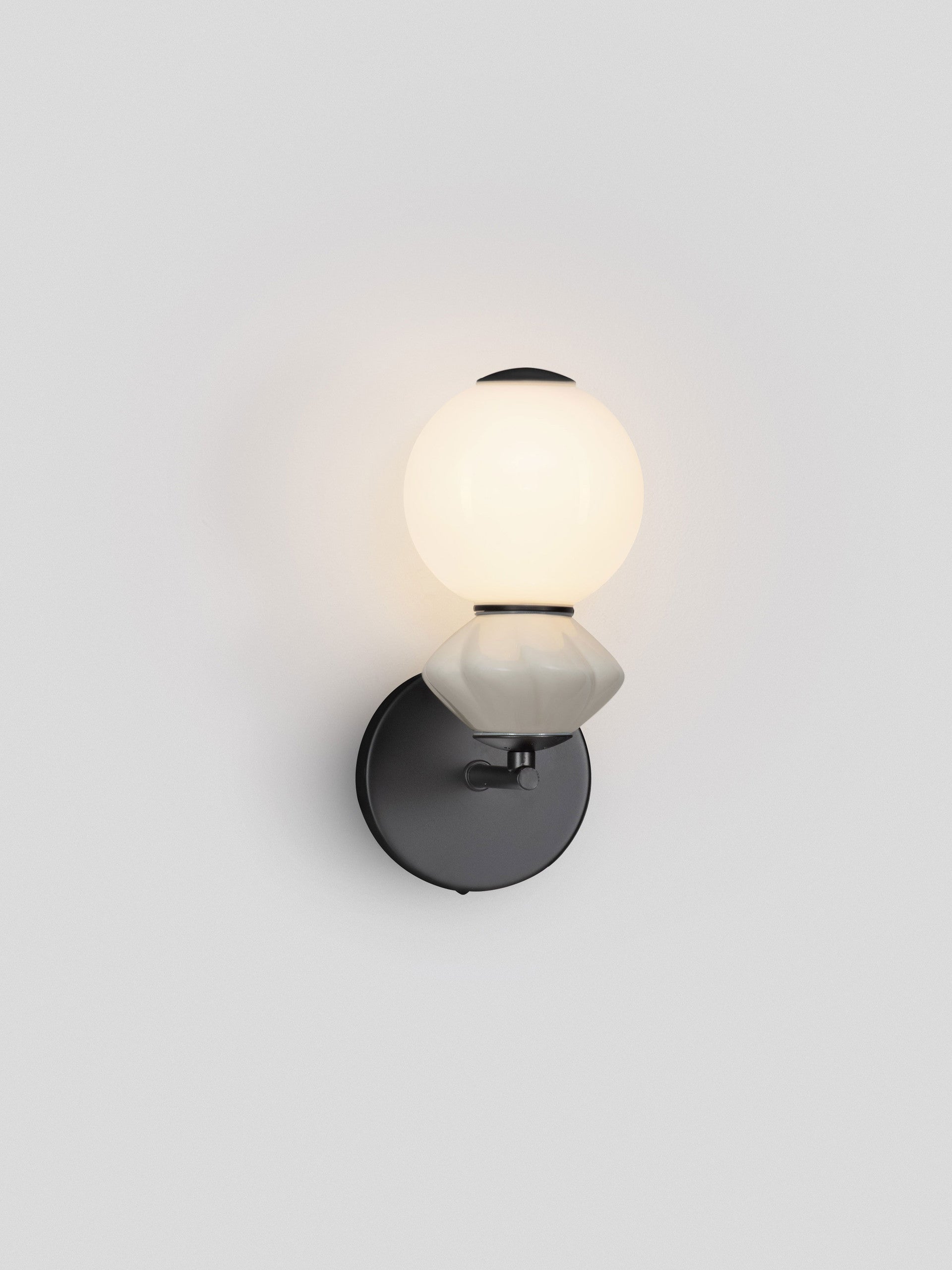 Настолна лампа PALLINA LED 6W 220-240V ⌀12 W19.5 H28см Светло сива керамика Опалово стъкло Матово черен метал