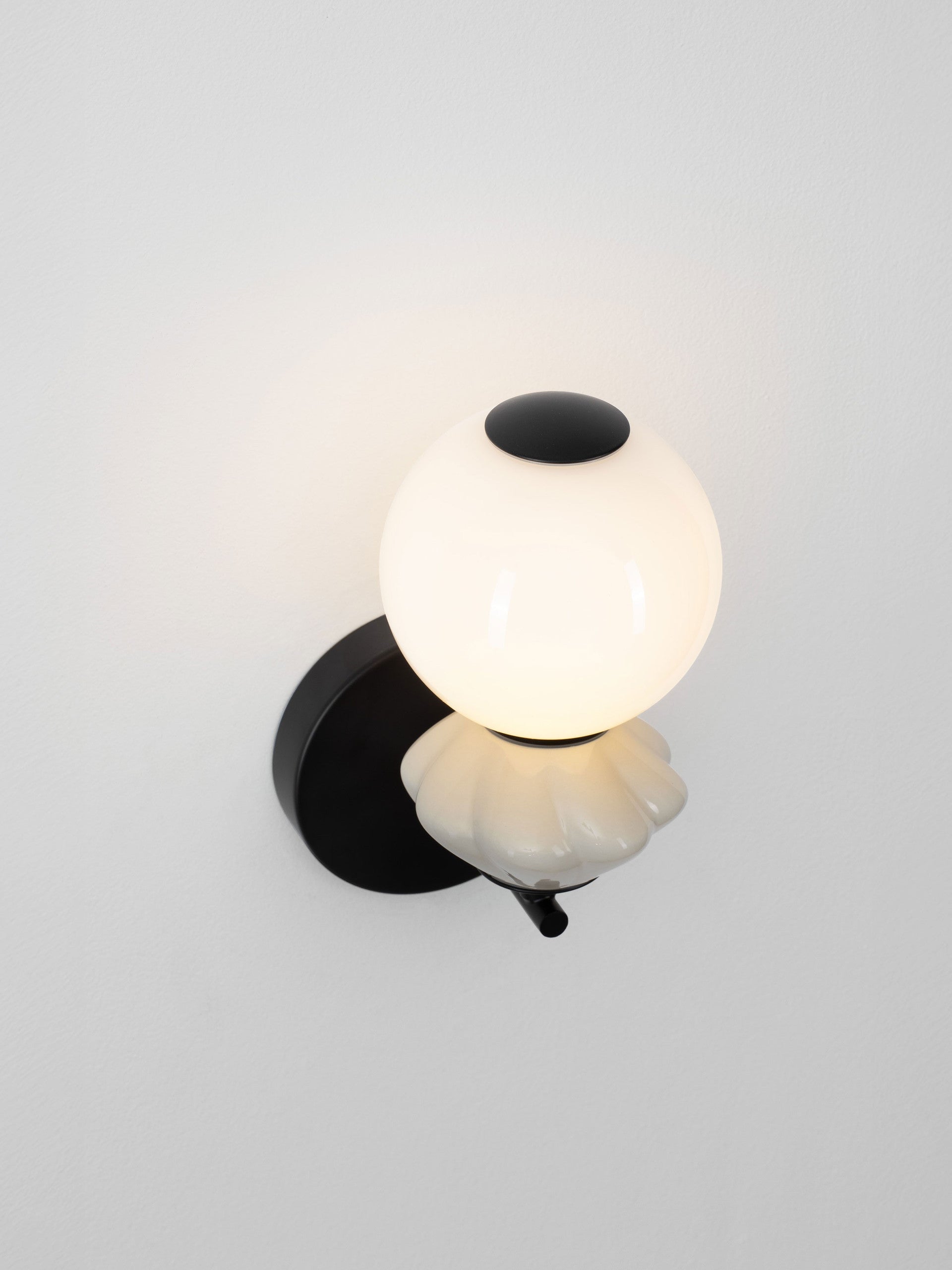 Настолна лампа PALLINA LED 6W 220-240V ⌀12 W19.5 H28см Светло сива керамика Опалово стъкло Матово черен метал