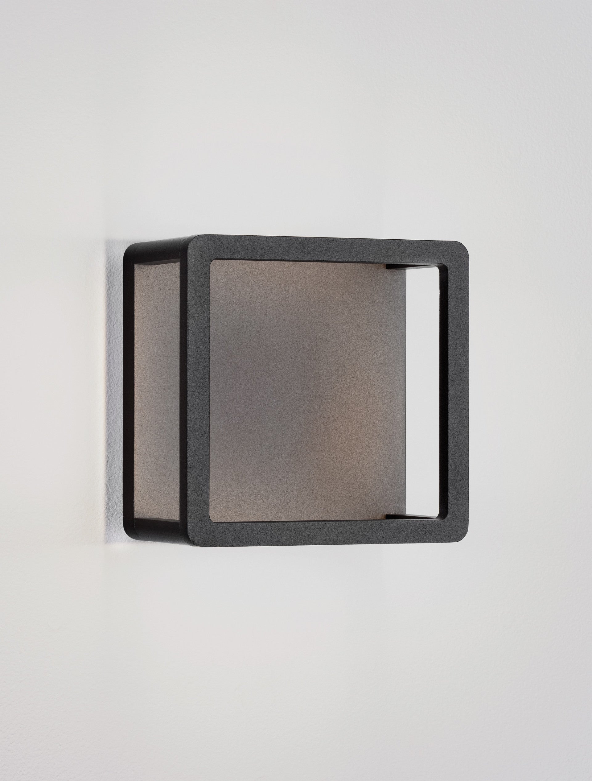Външен аплик AKMI LED 9W Тъмен антрацит алуминий и матиран поликарбонат L18 W13 H18см IP65