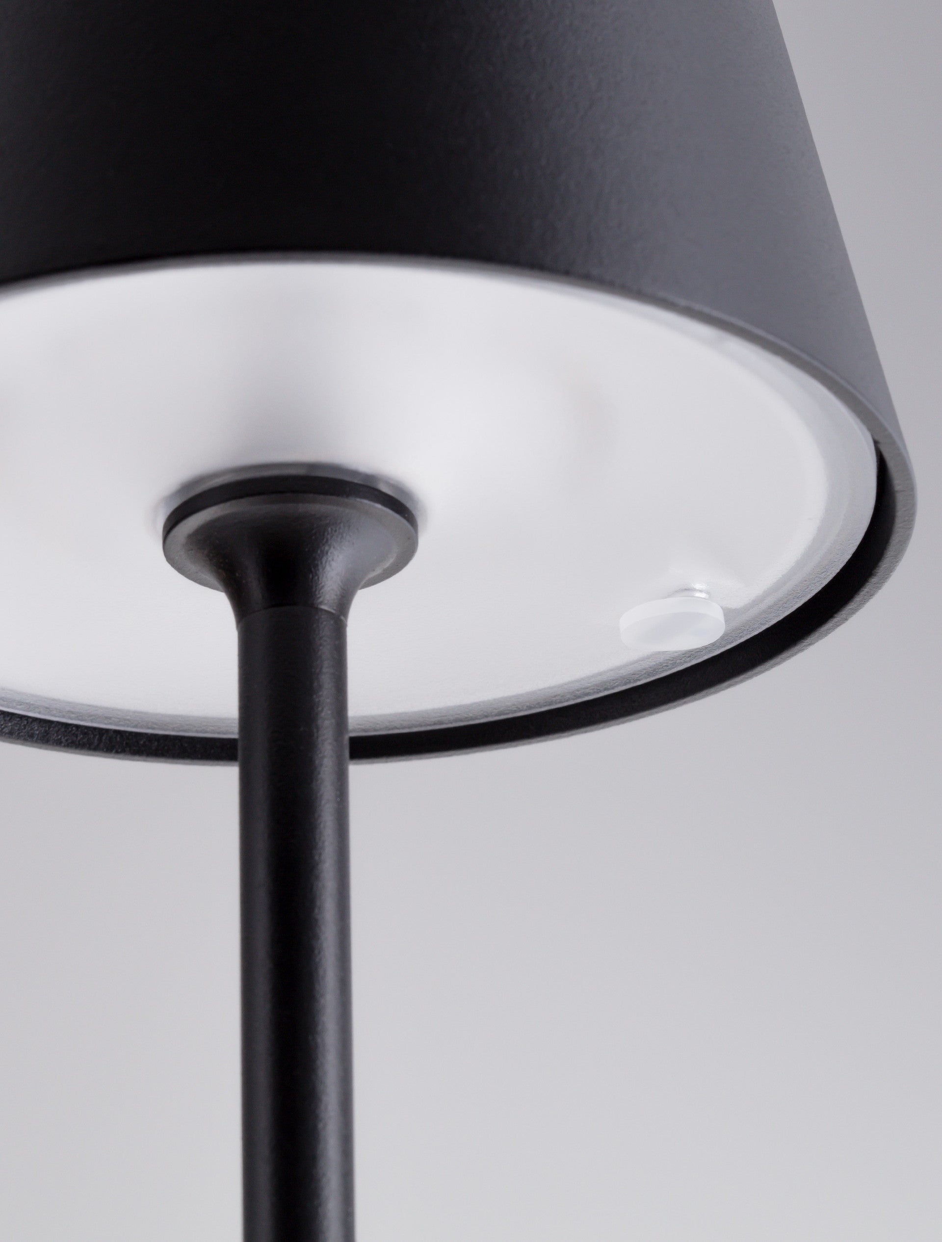 Външен пендел PERSEA 2W LED Тъмен антрацит алуминий и матиран поликарбонат IP54 ⌀11 H115см