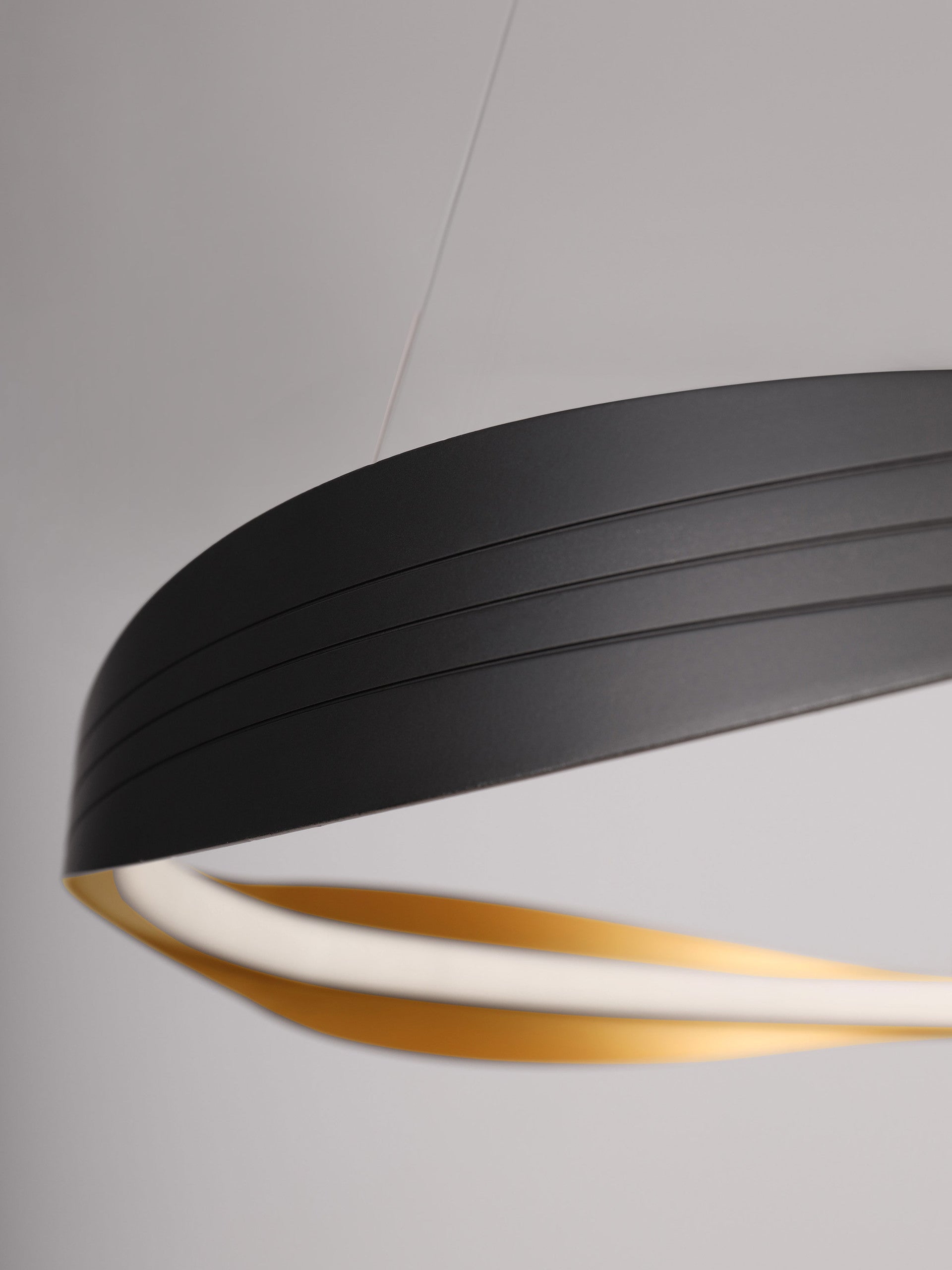 Висящо осветително тяло (пендел) DOBI 32W LED Пясъчно черен и златист алуминий и акрил ⌀60 H120см