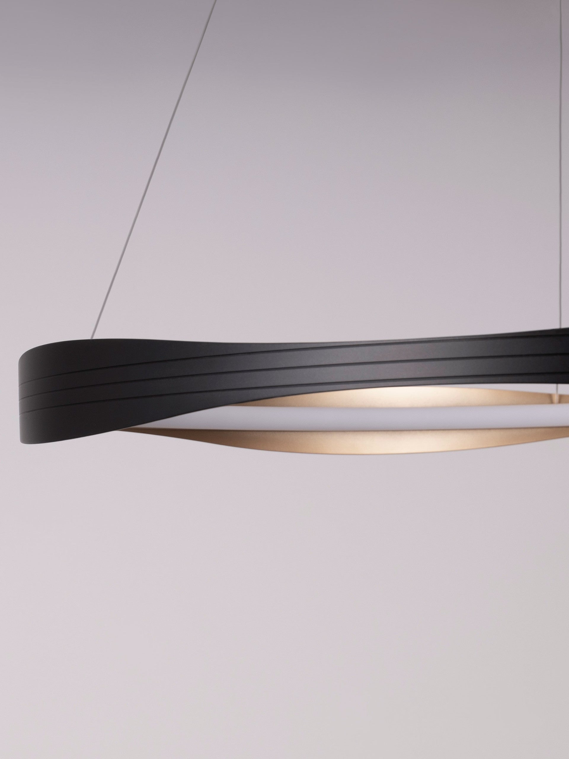 Висящо осветително тяло (пендел) DOBI 40W LED Пясъчно черен и златист алуминий и акрил ⌀80 H120см