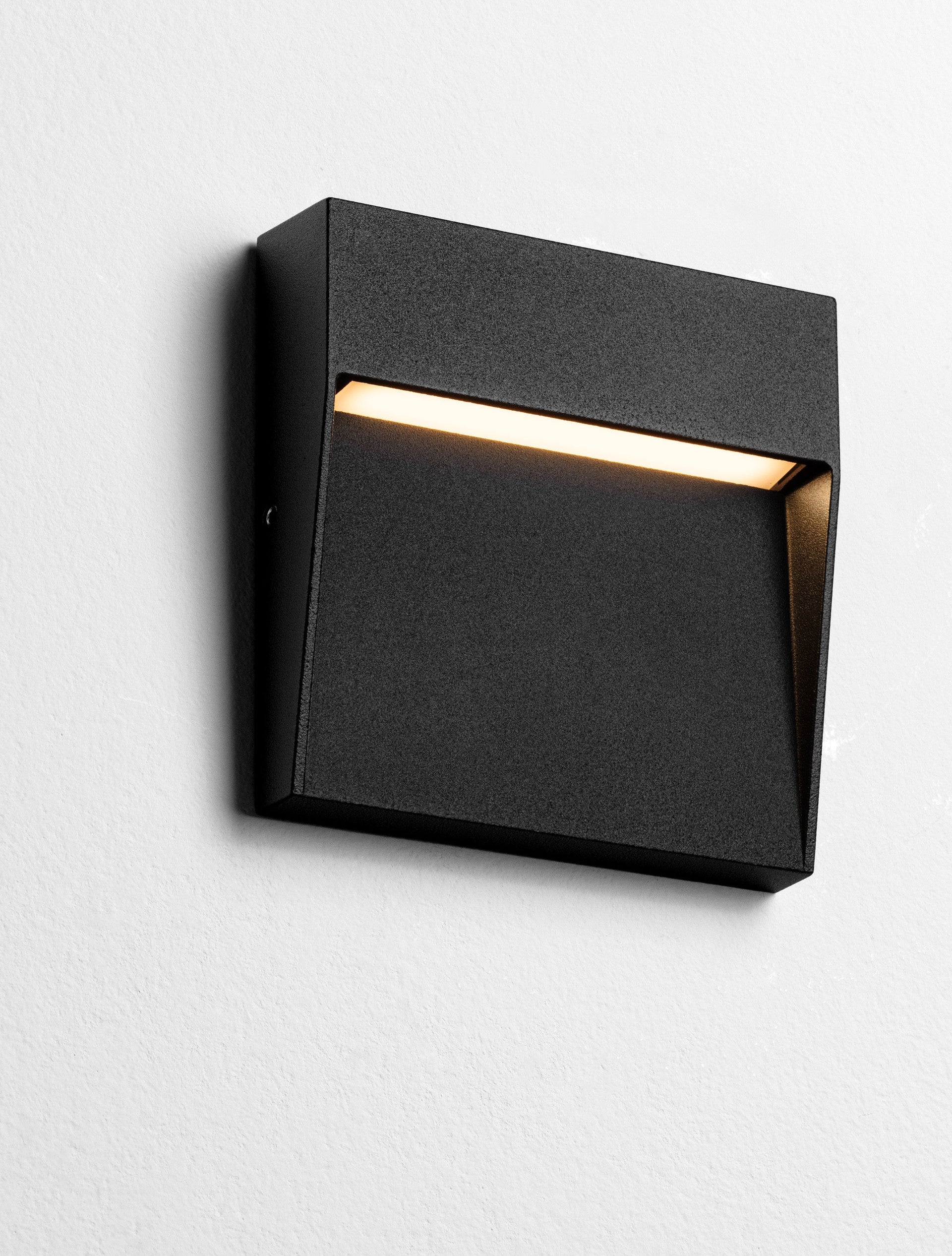 Външен аплик TOBY 3W LED Пясъчно черен алуминий и поликарбонат IP54 L10.5 W2.2 H10.5см