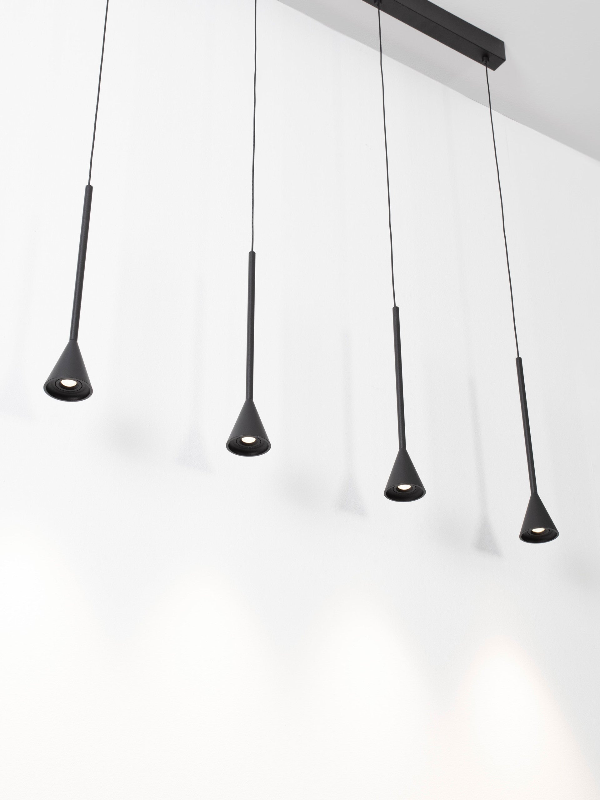 Висящо осветително тяло (пендел) NET LED 27W 220-240V Триак димируем Матово черен алуминий Регулируема височина L110 W3.5 H150см