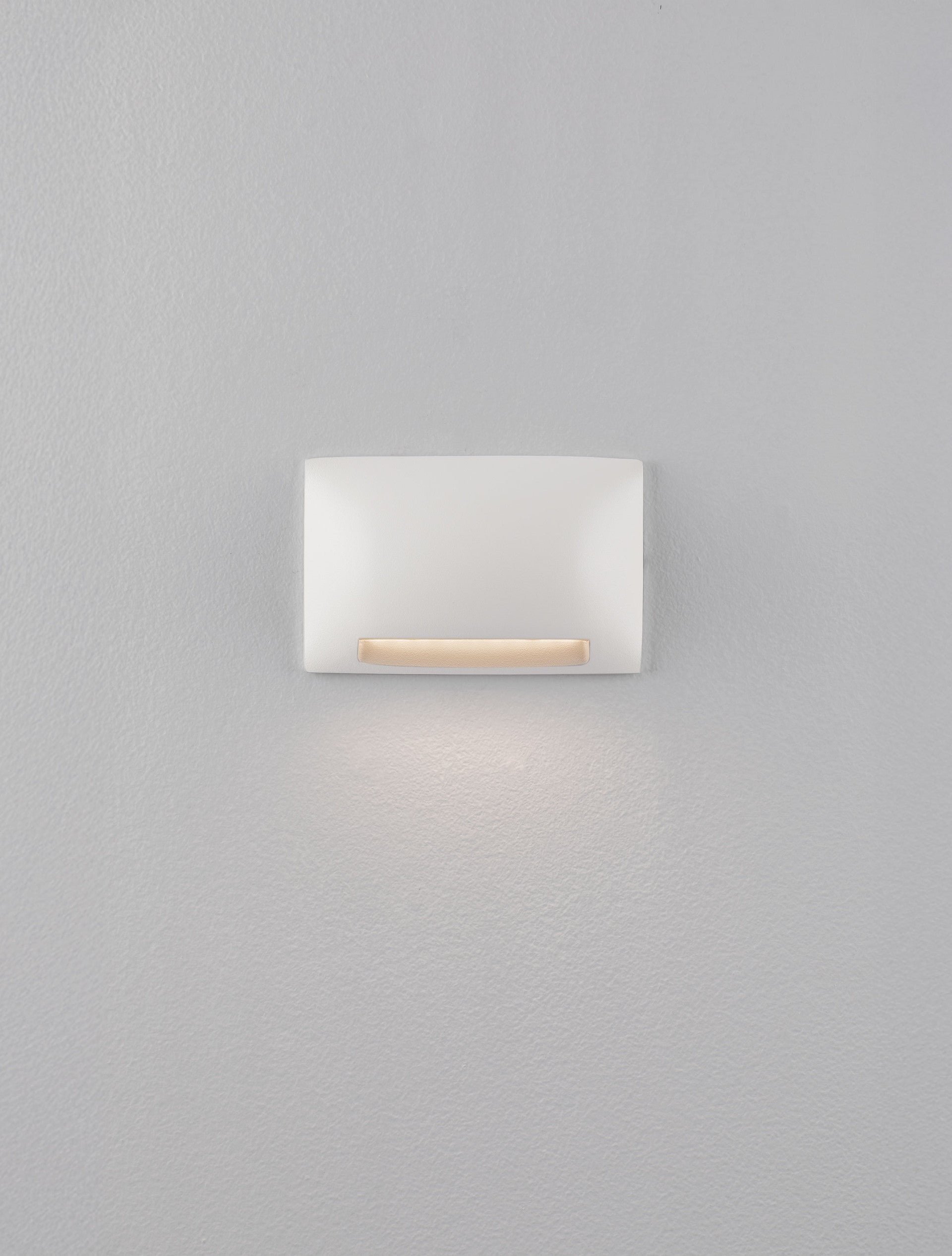 Външен аплик SUB 5W LED Пясъчно бял алуминий и поликарбонат IP65 L13.5 W3.5 H8.5см