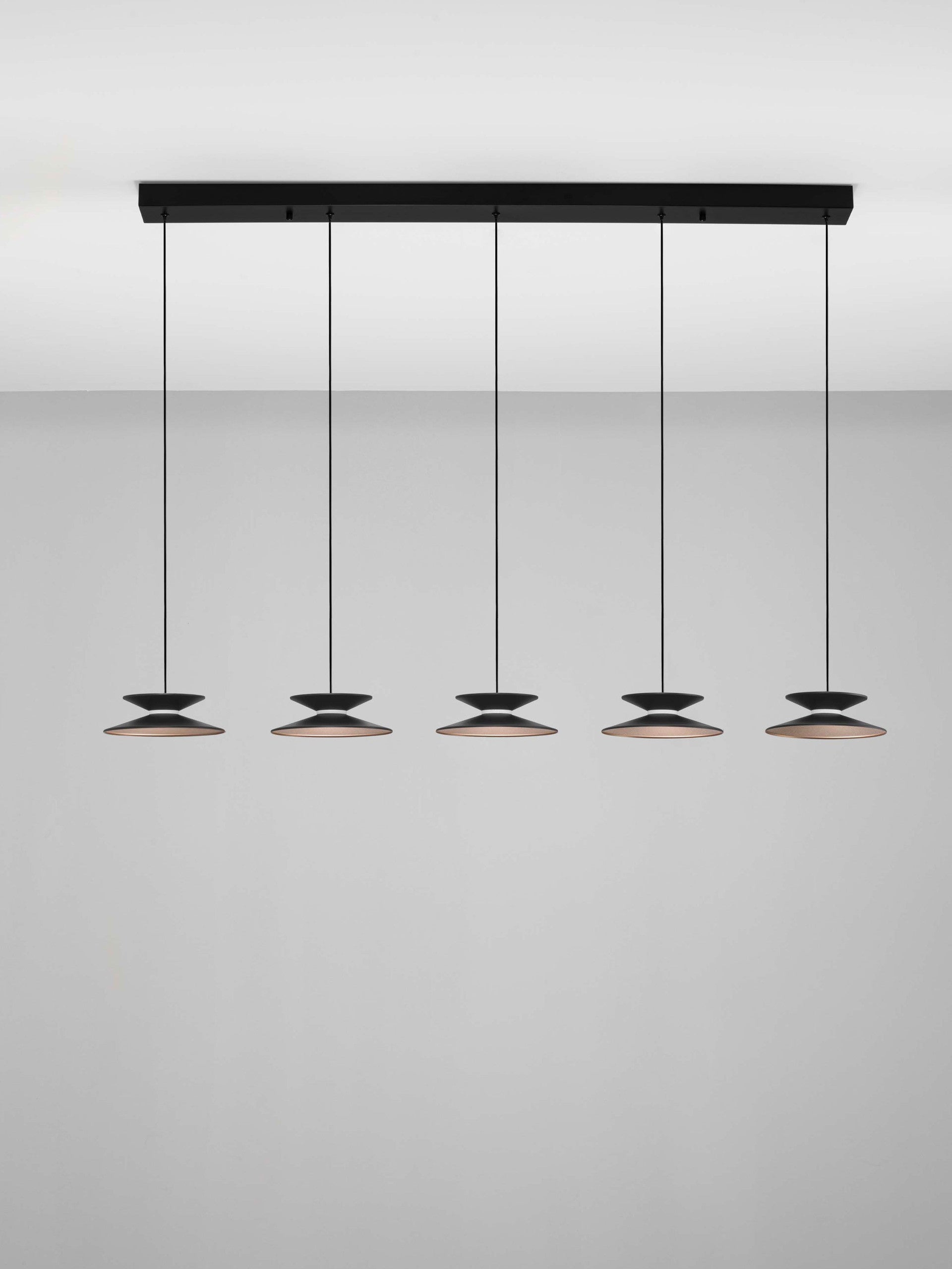 Висящо осветително тяло (пендел) MORFI LED 24W 3000K Пясъчно черен метал и златен акрил L132 W20 H161см