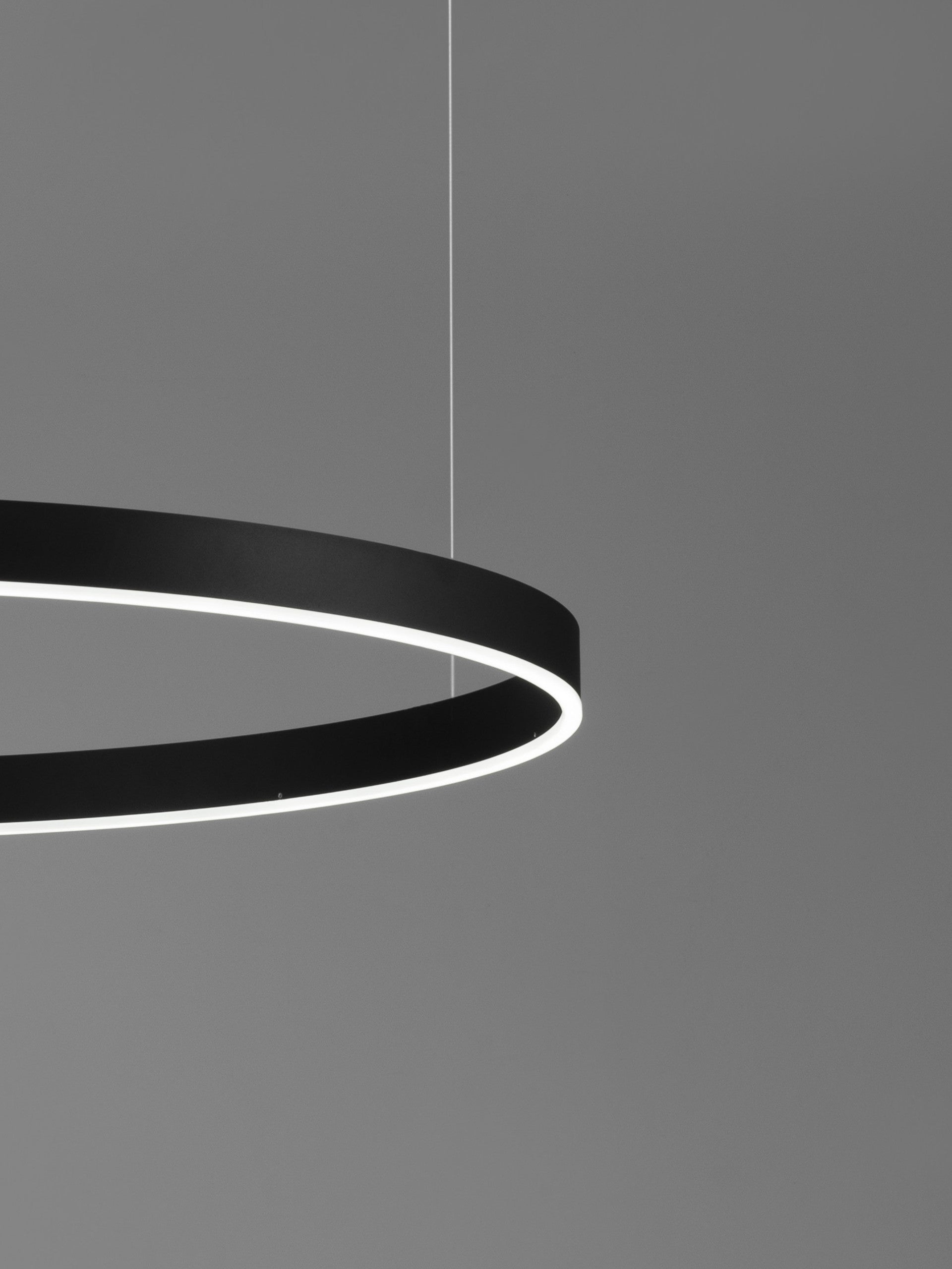 Висящо осветително тяло (пендел) MOTIF LED 72W 230V Променлив CCT Пясъчно черен алуминий и акрил Регулируема височина ⌀120 H250см