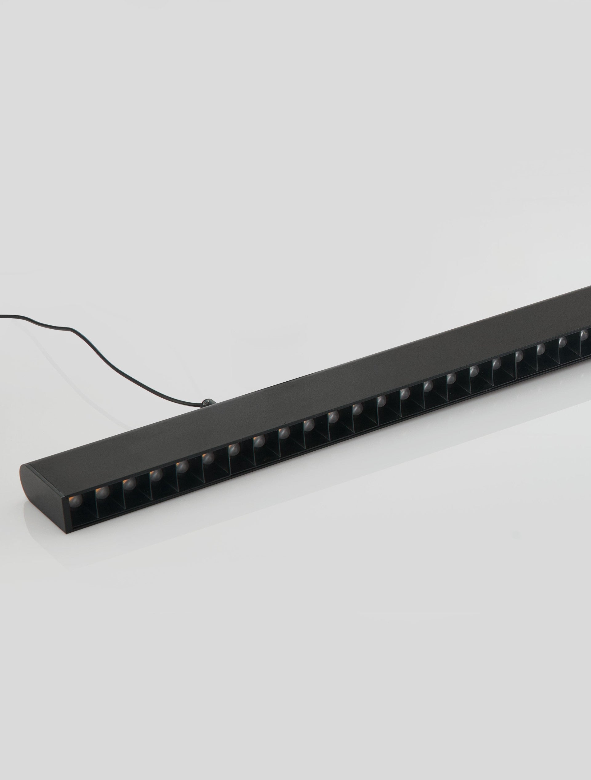 Техническо осветление SHALLOW LED модул 24W CRI90 3000K Матово черен алуминий L106 H120см