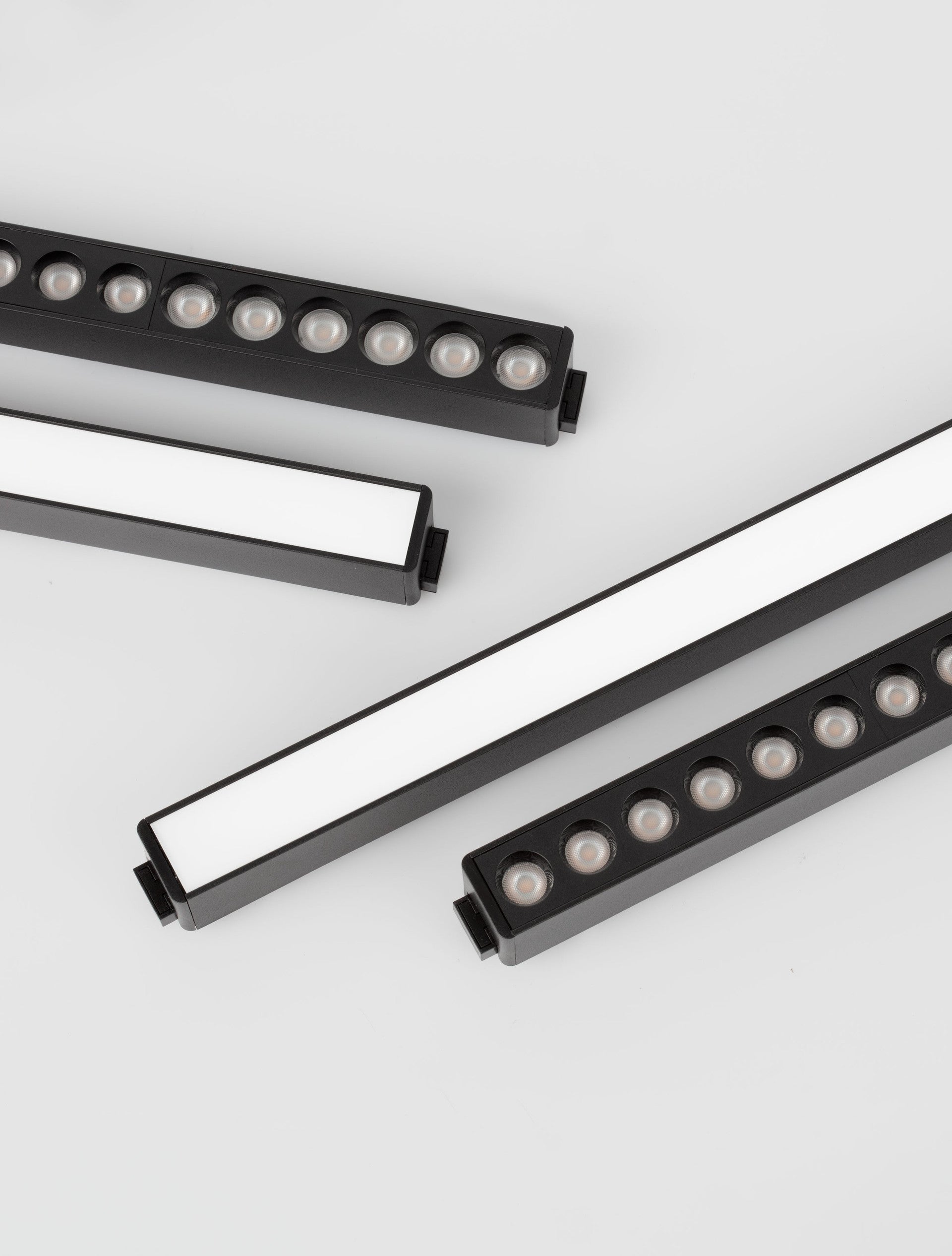 Магнитен спот 48V FLAT LED линеен 20W 3000K Черен леят алуминий L61.5см