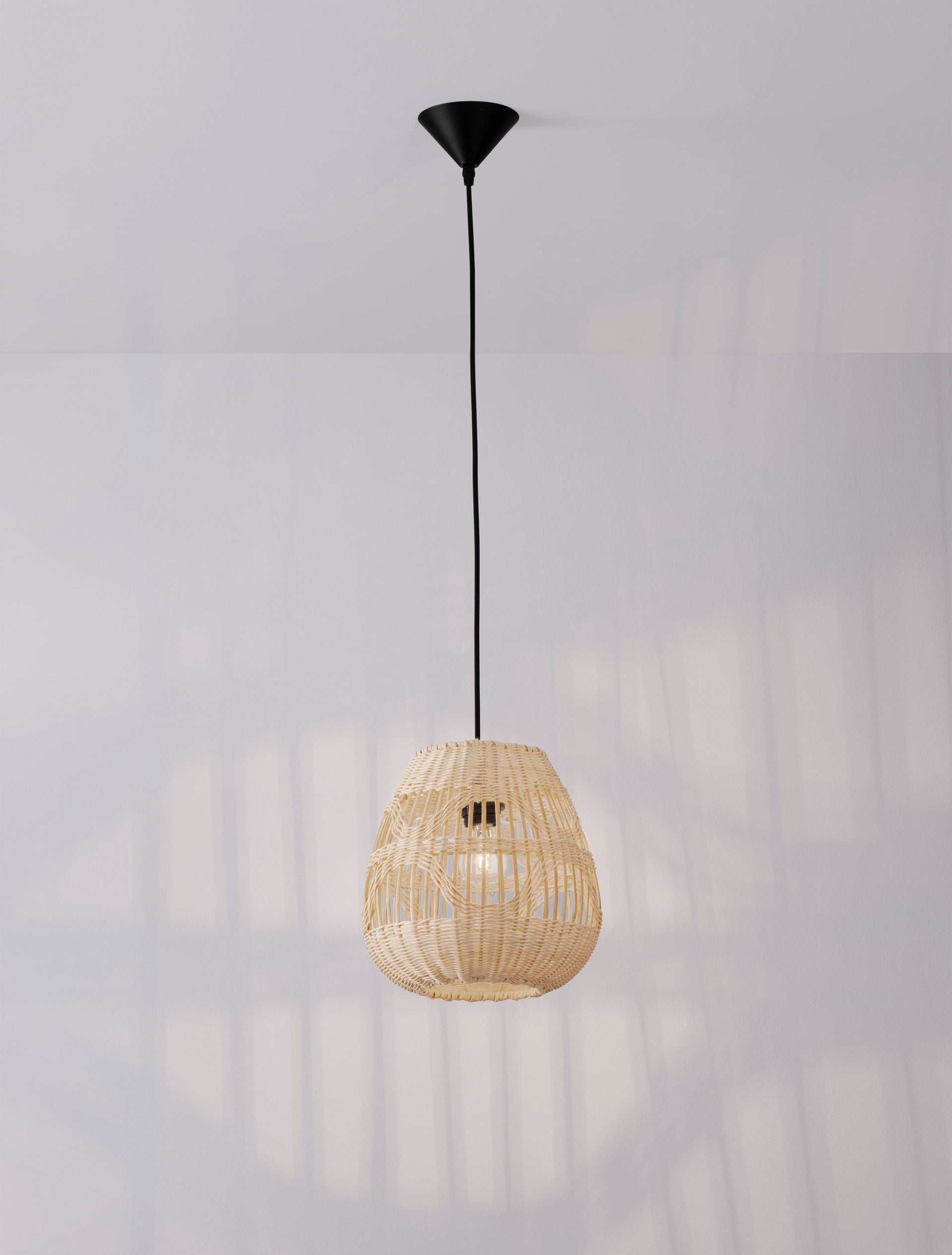 Висяща лампа MARLO 12W LED, естествен ратан, черен текстилен кабел