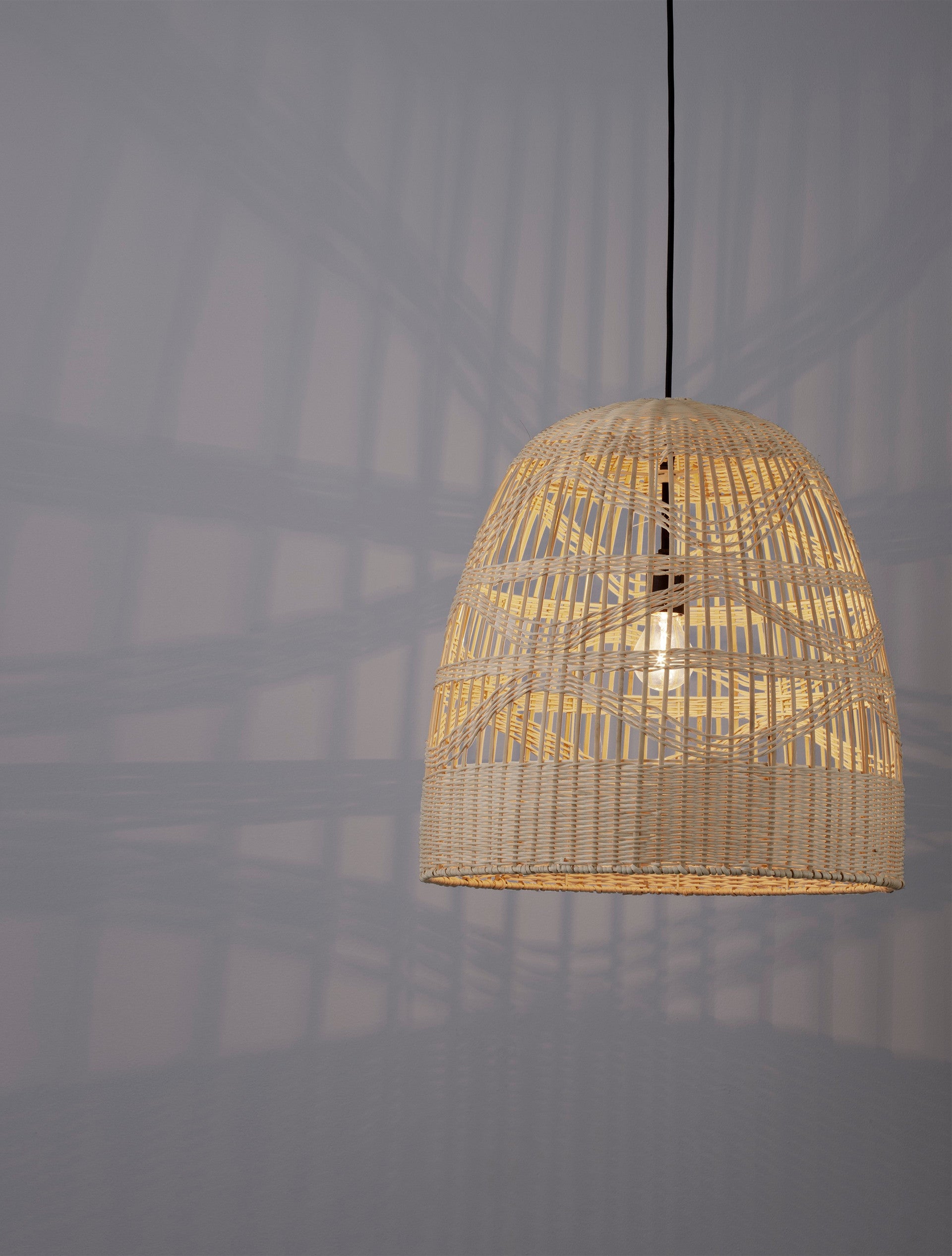 Висяща лампа MARLO 12W LED, естествен ратан, черен текстилен кабел