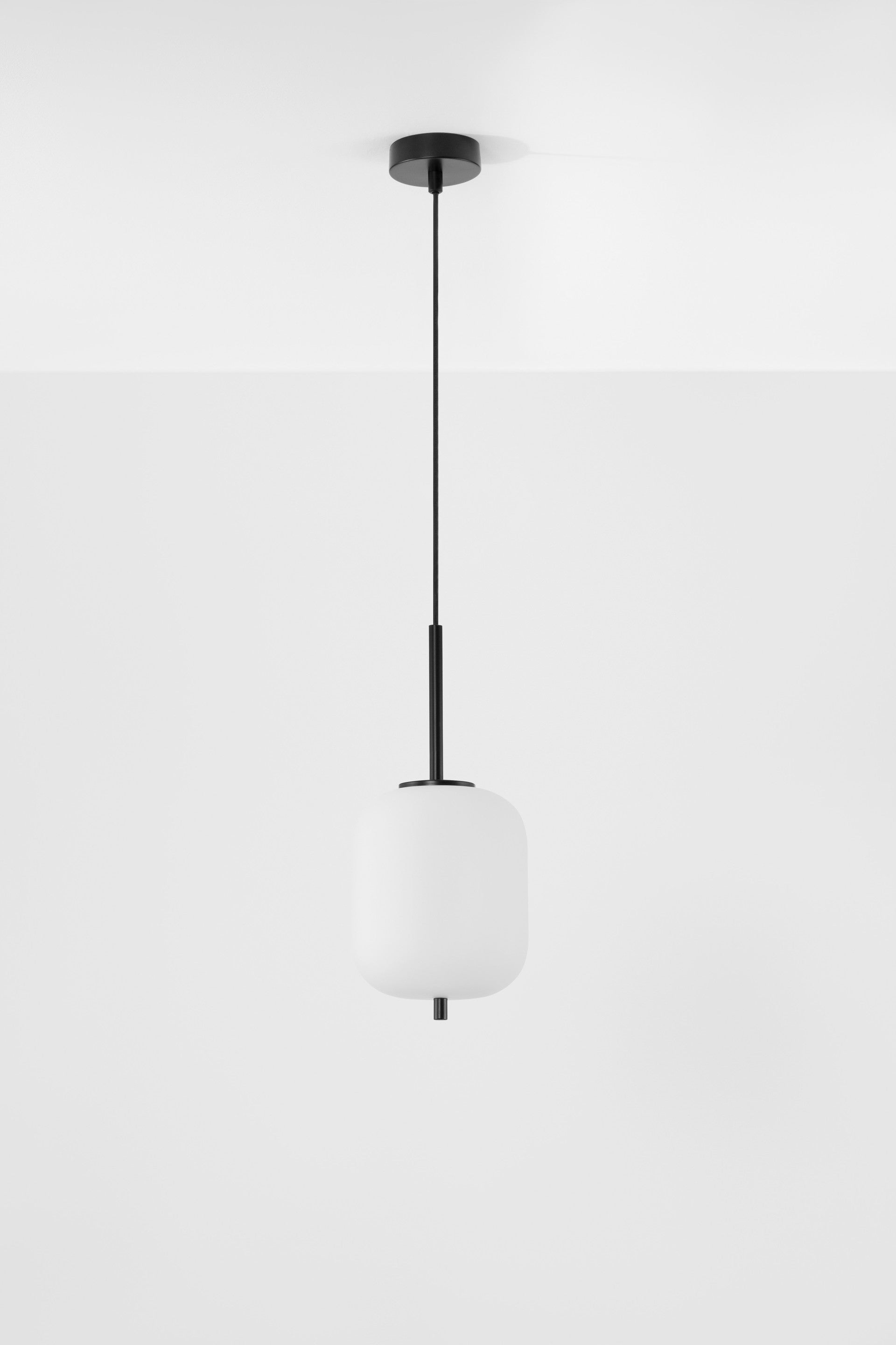 Висяща лампа LATO 5W E14 Черно опалово стъкло Черен текстилен кабел ⌀16.5 H120cm Регулируема височина