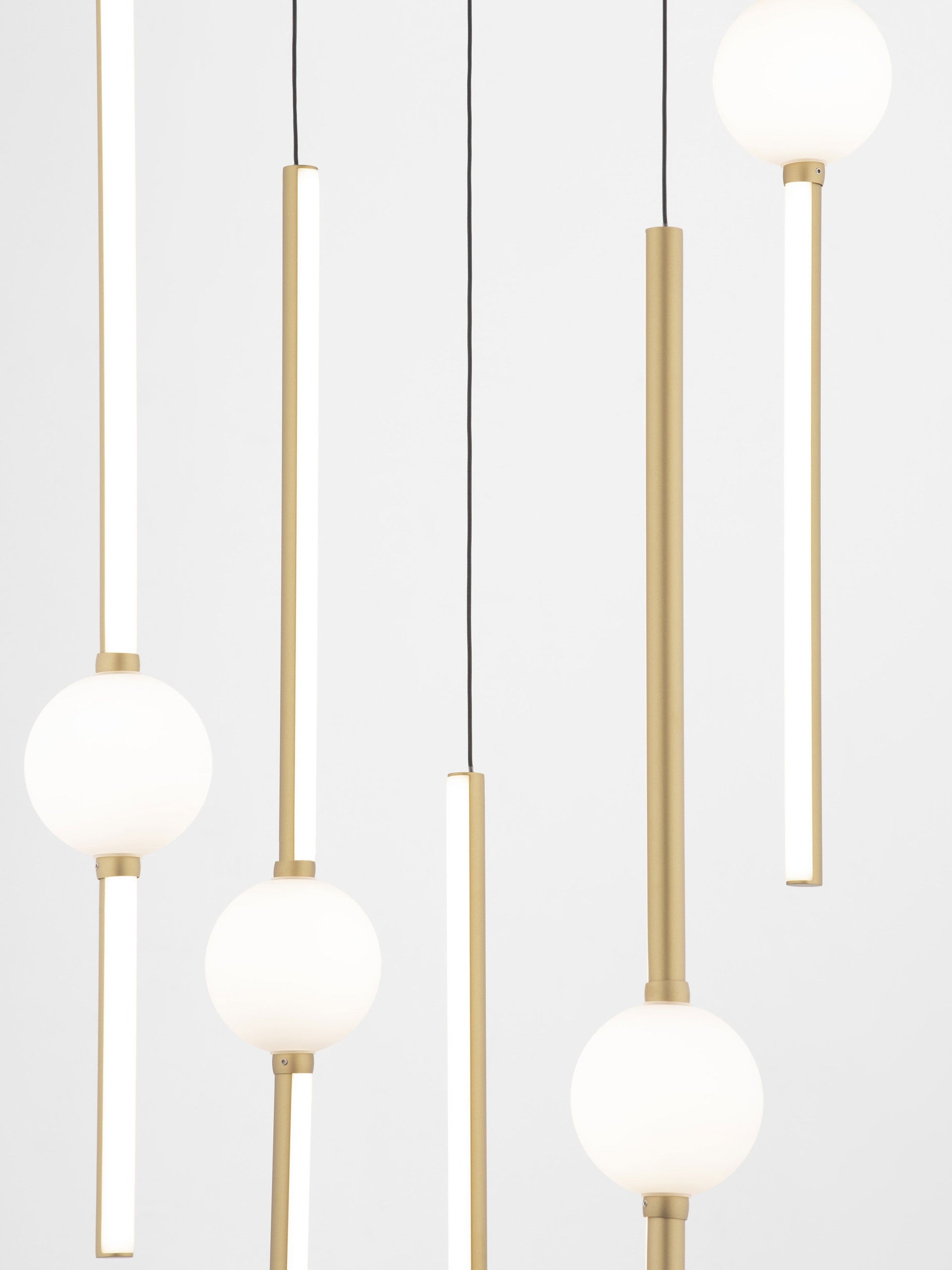 Висящо осветително тяло (пендел) ACROBAT 61W Черен и Златист алуминий Опалово стъкло Регулируема височина ⌀52 H150см