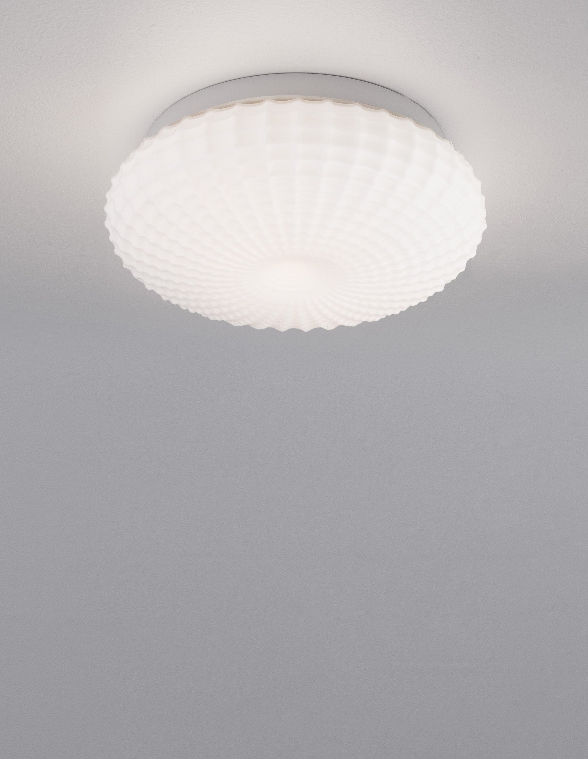 Висящо осветително тяло (пендел) CLAM LED E27 24W Бяло стъкло бял метал