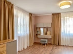 Полупрозрачно перде с бродирани елементи