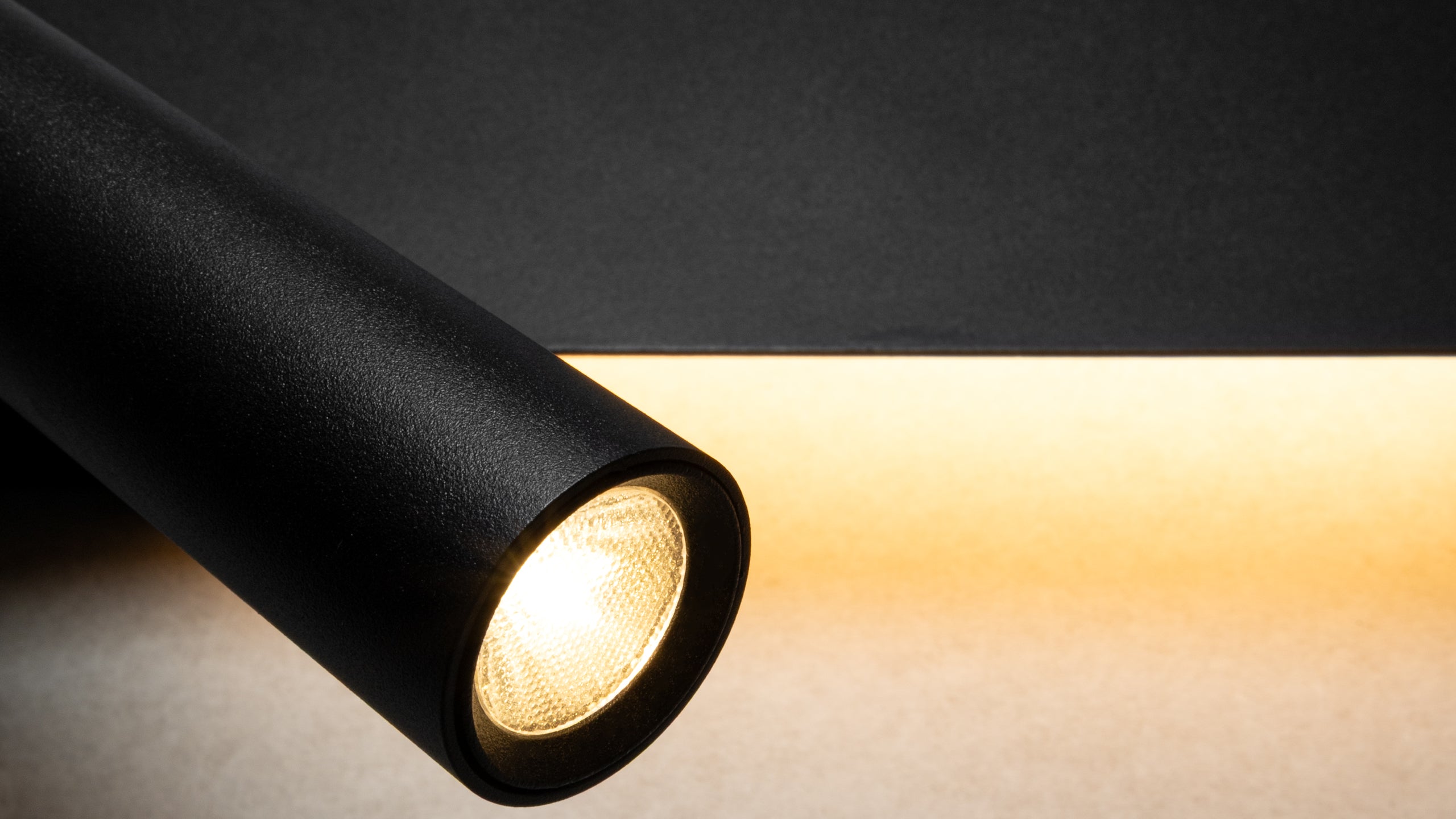 Стенен аплик Kora с насочена светлина за четене и фоново осветление